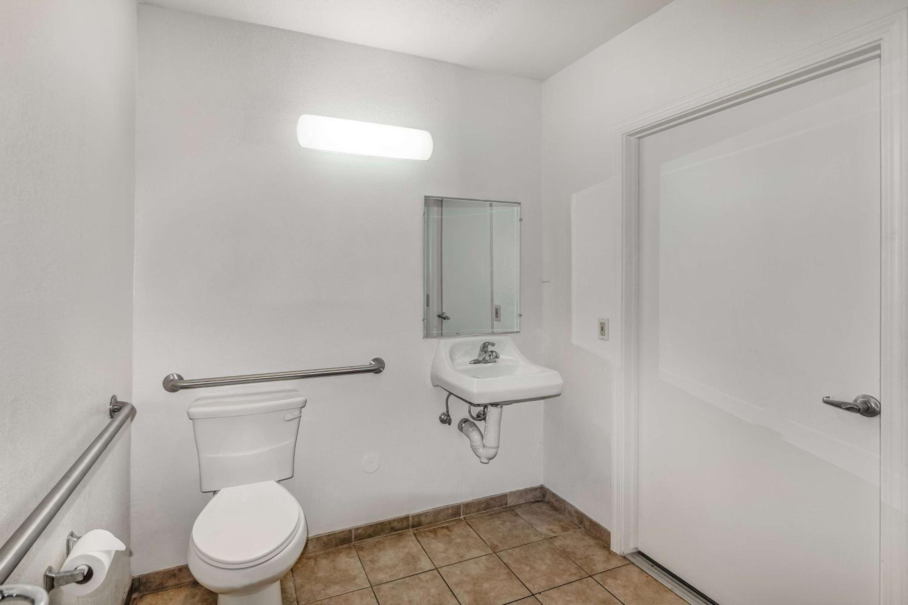King Room - Disability Access - Non-Smoking - Photo 5