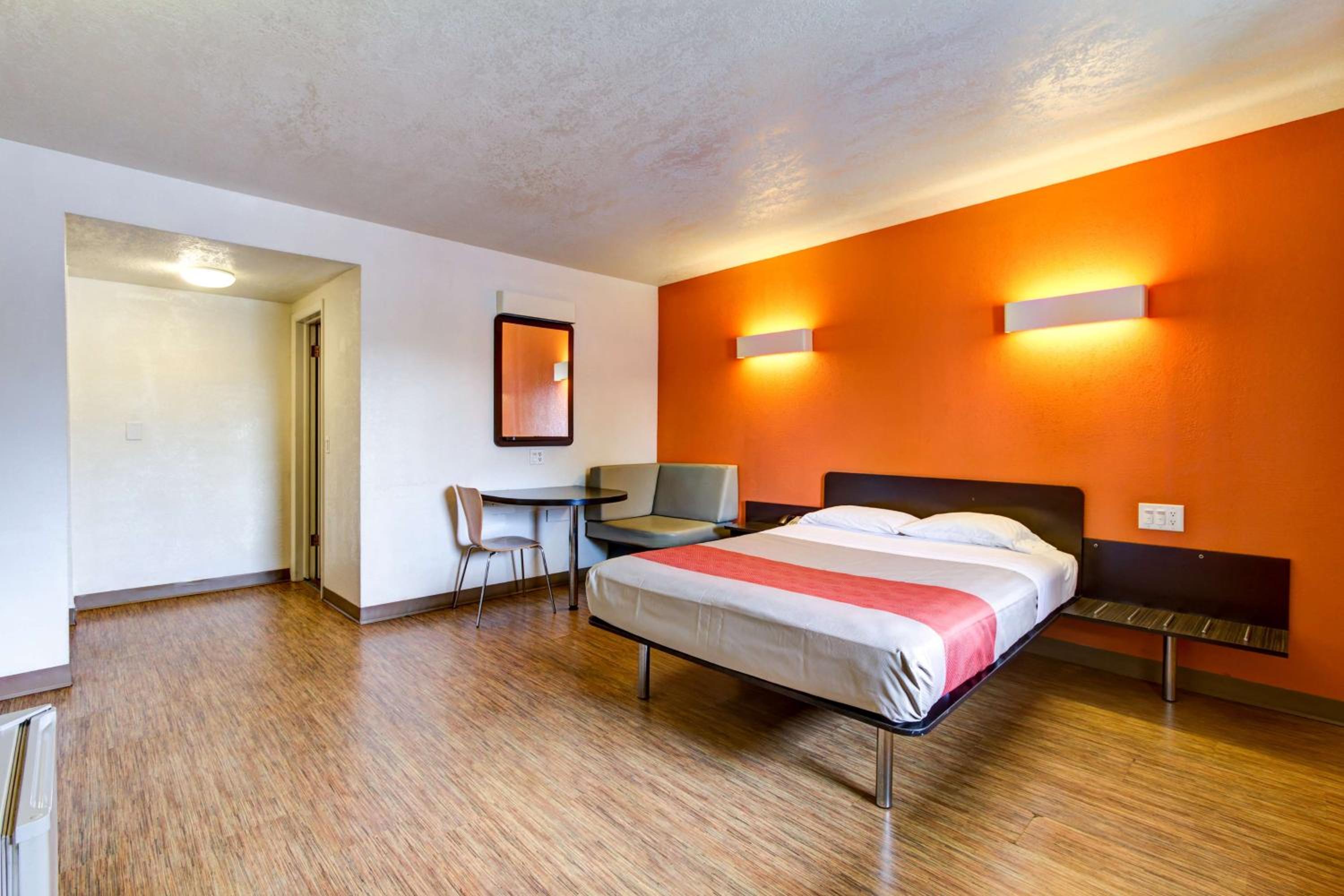 King Room - Non-Smoking - Photo 1