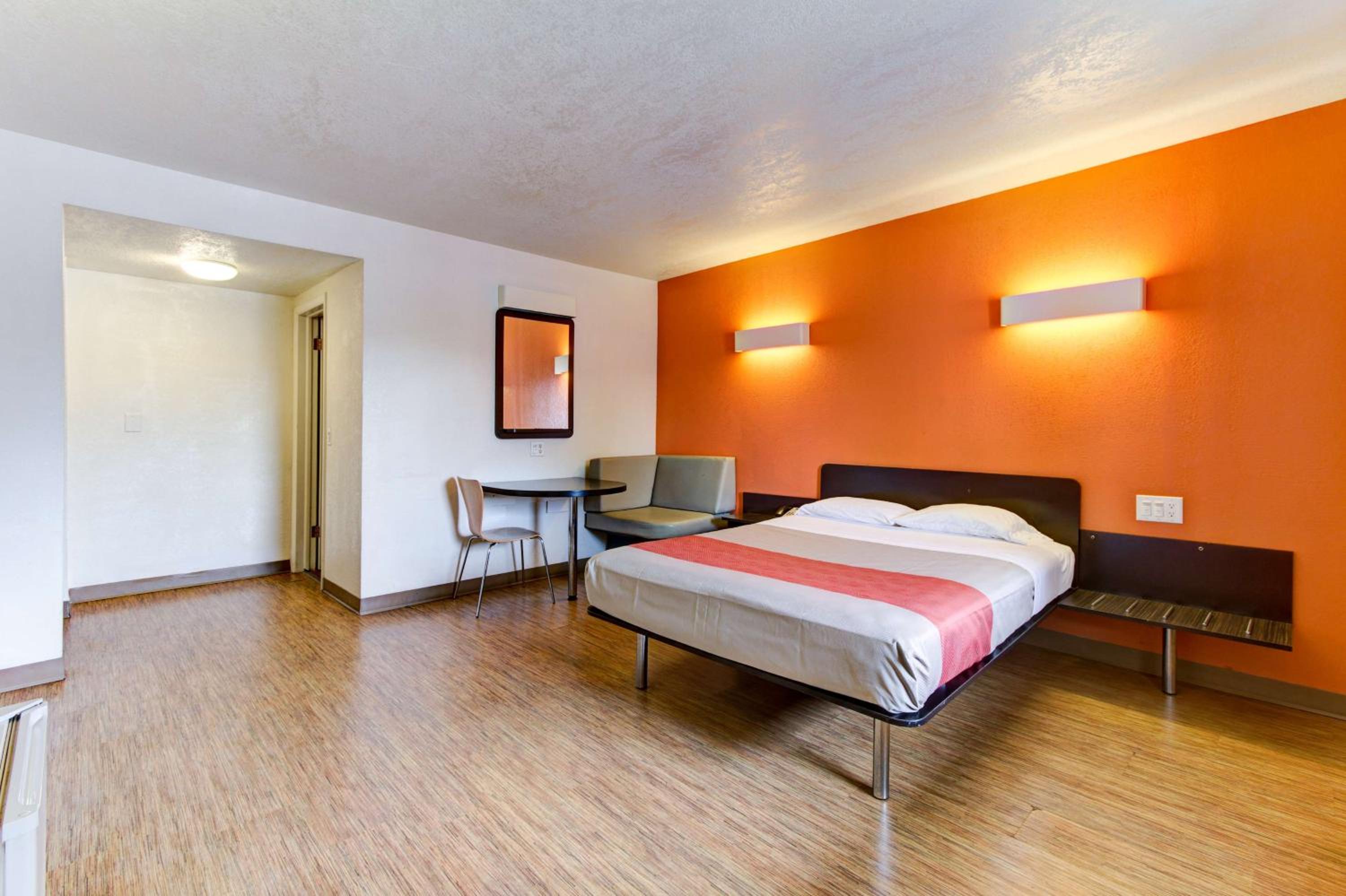 King Room - Non-Smoking - Photo 8