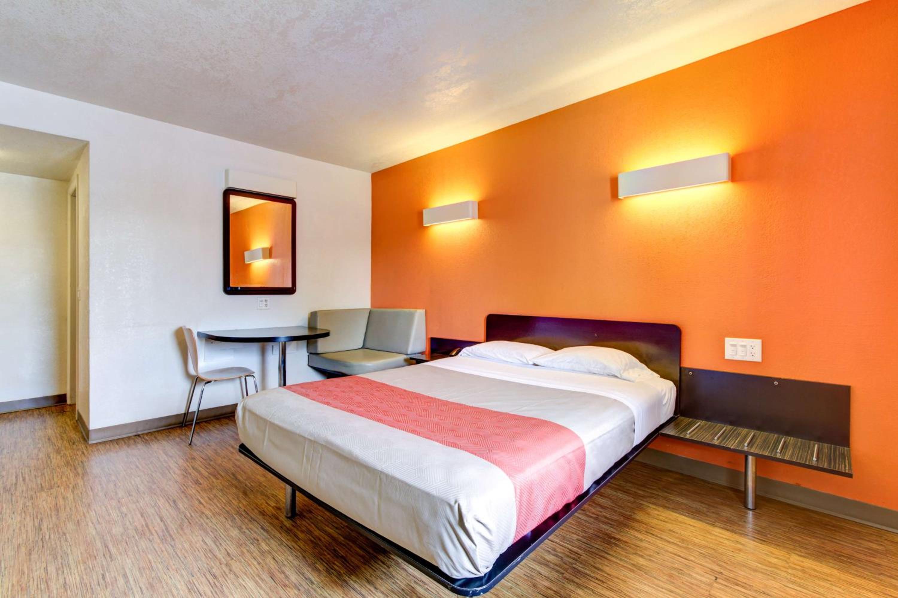 King Room - Non-Smoking - Photo 6