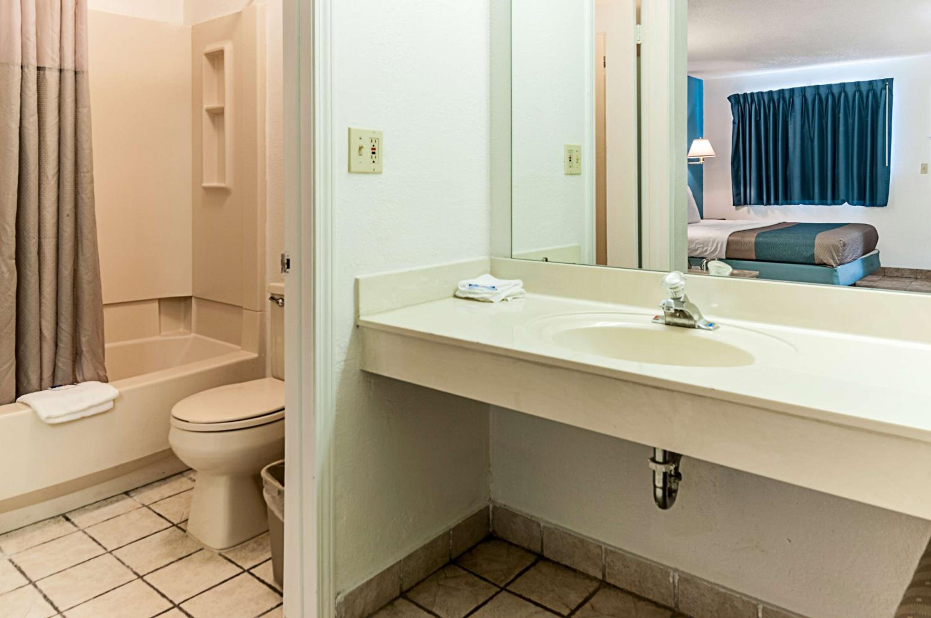 King Suite With Spa Bath - Non-Smoking - Photo 5