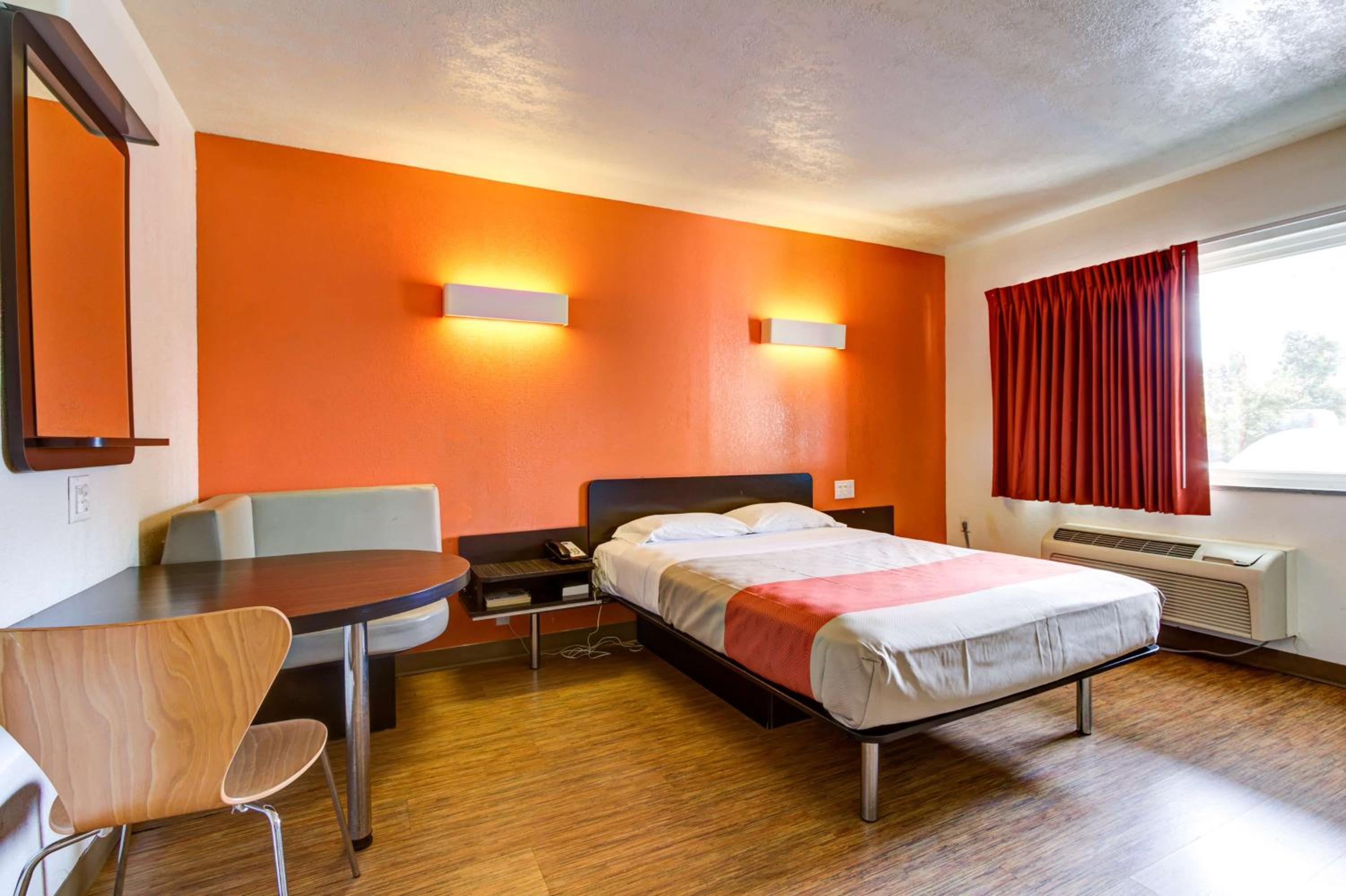 King Room - Non-Smoking - Photo 5