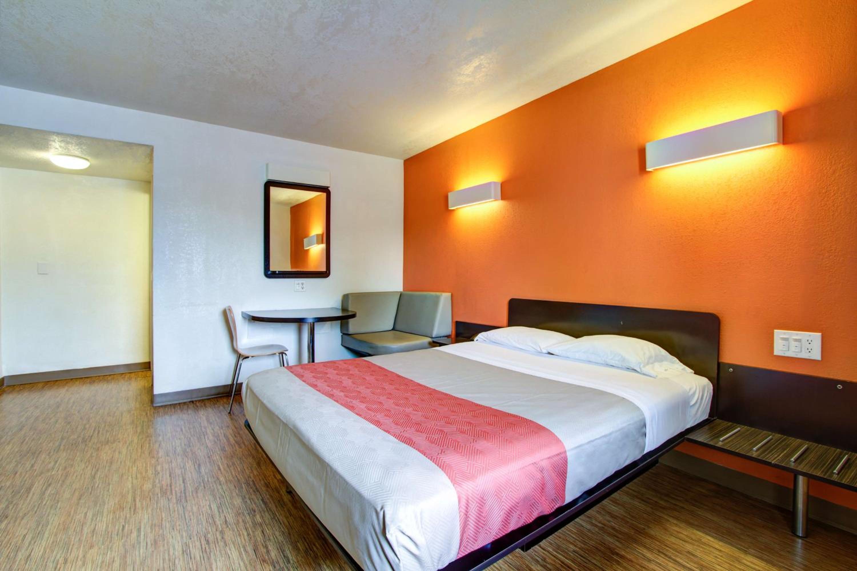 King Room - Non-Smoking - Photo 2