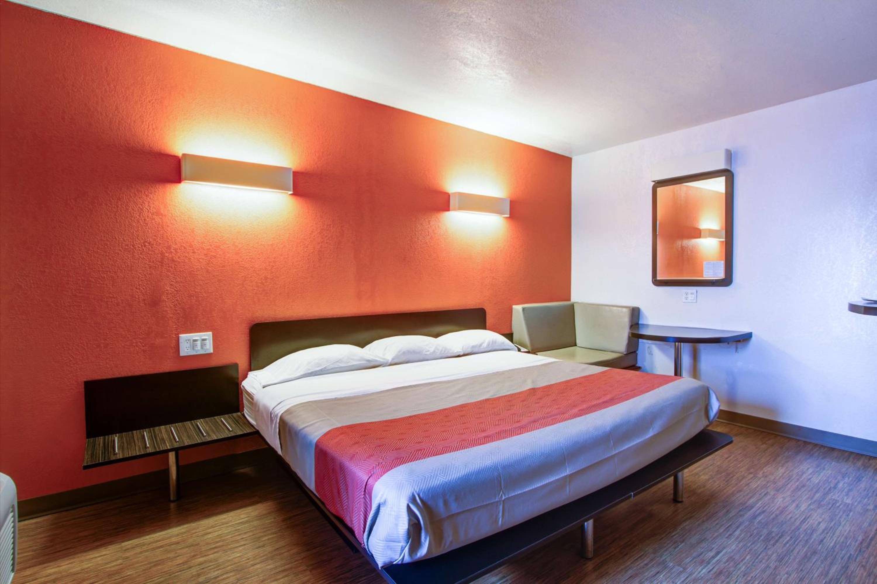 King Room - Non-Smoking - Photo 4