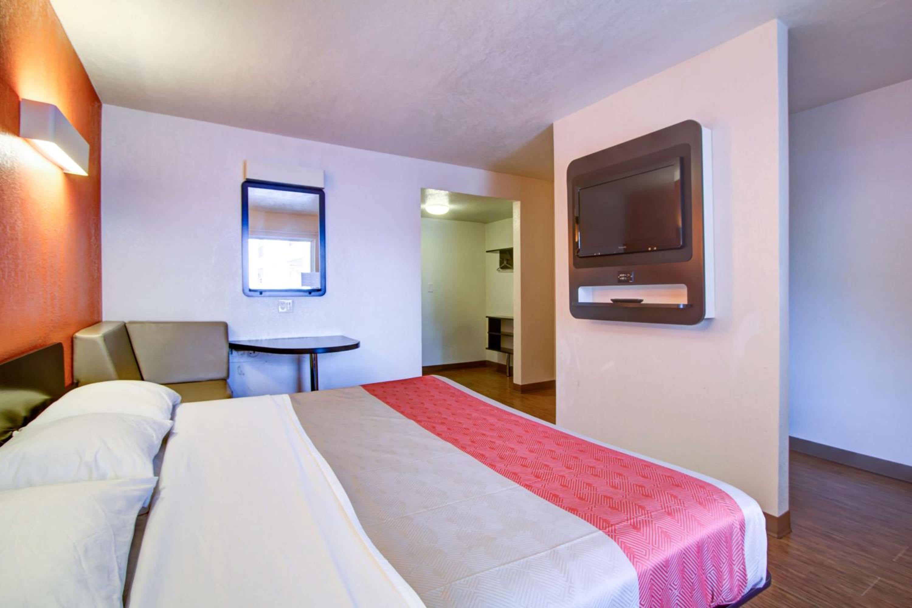 King Room - Non-Smoking - Photo 7