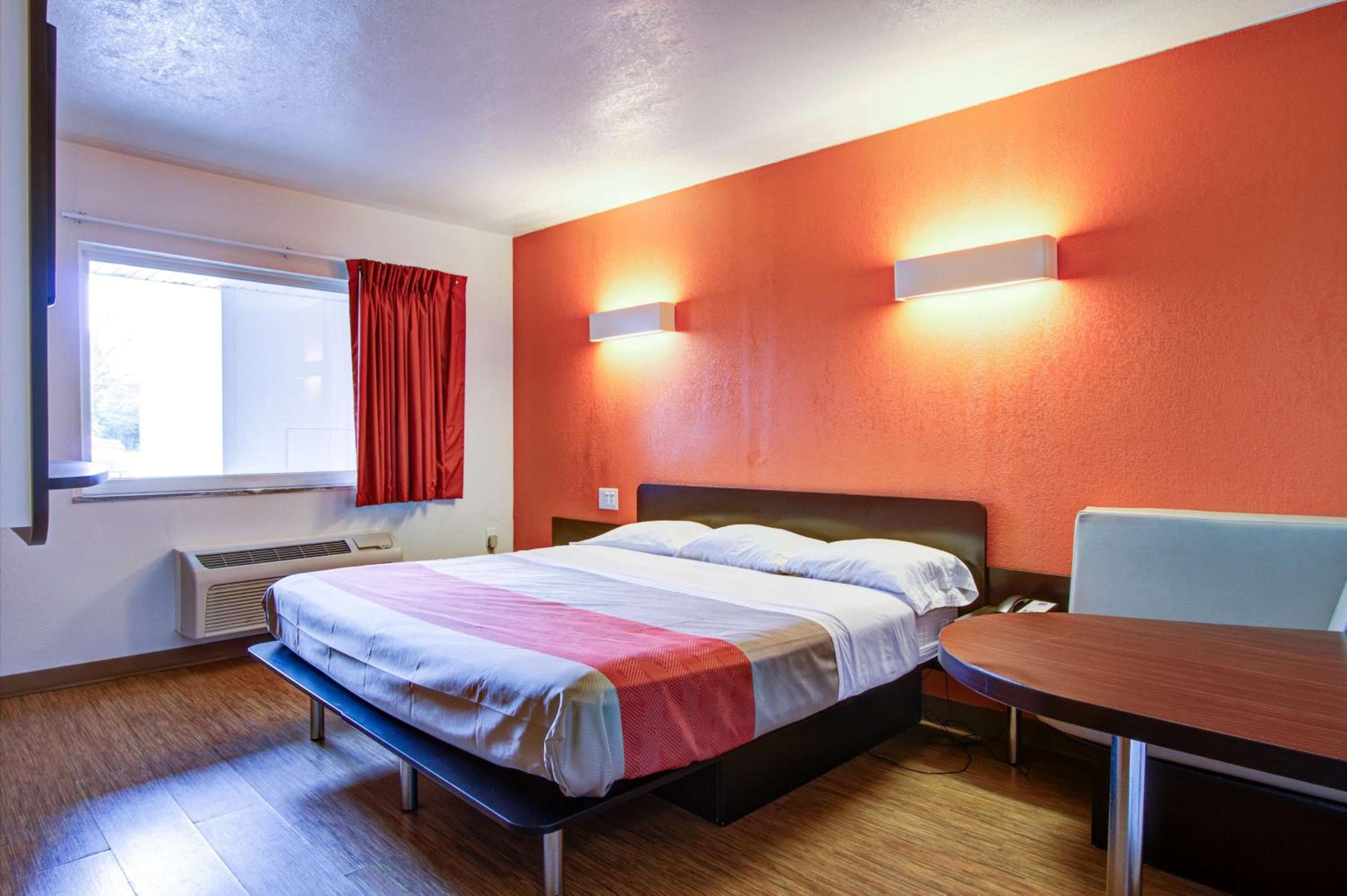 King Room - Non-Smoking - Photo 3