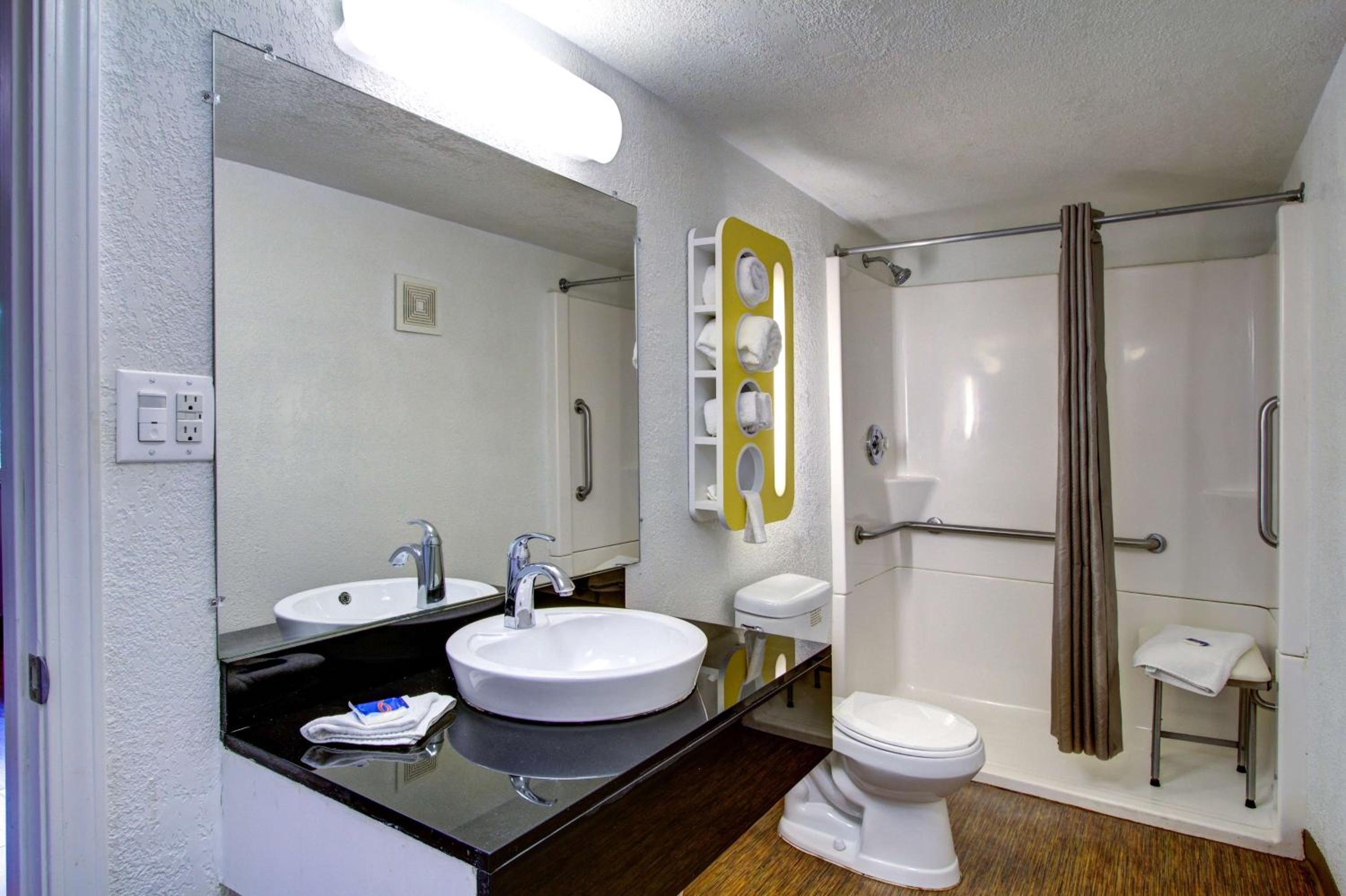 King Room - Disability Access - Non-Smoking - Photo 2