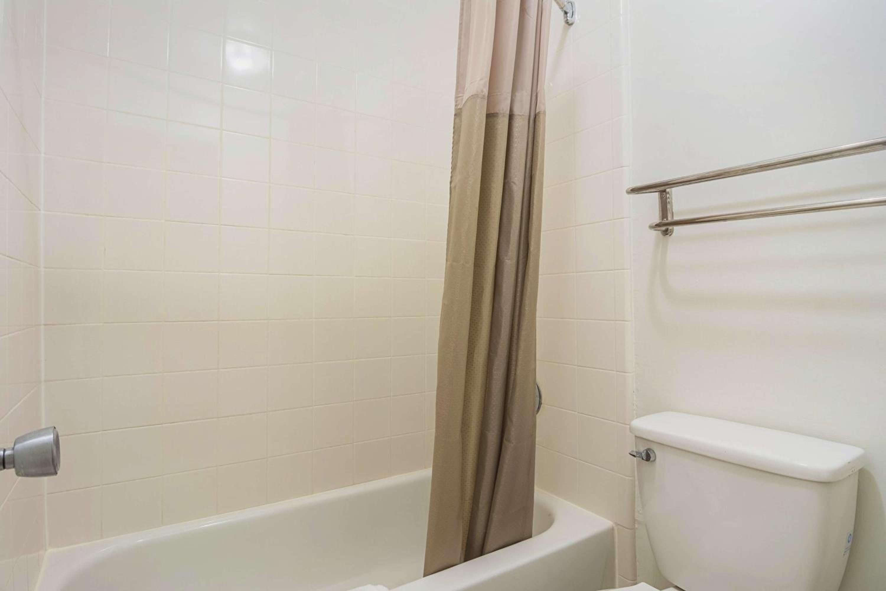 King Room with Roll-in Shower - Disability Access - Non-Smoking photo 3