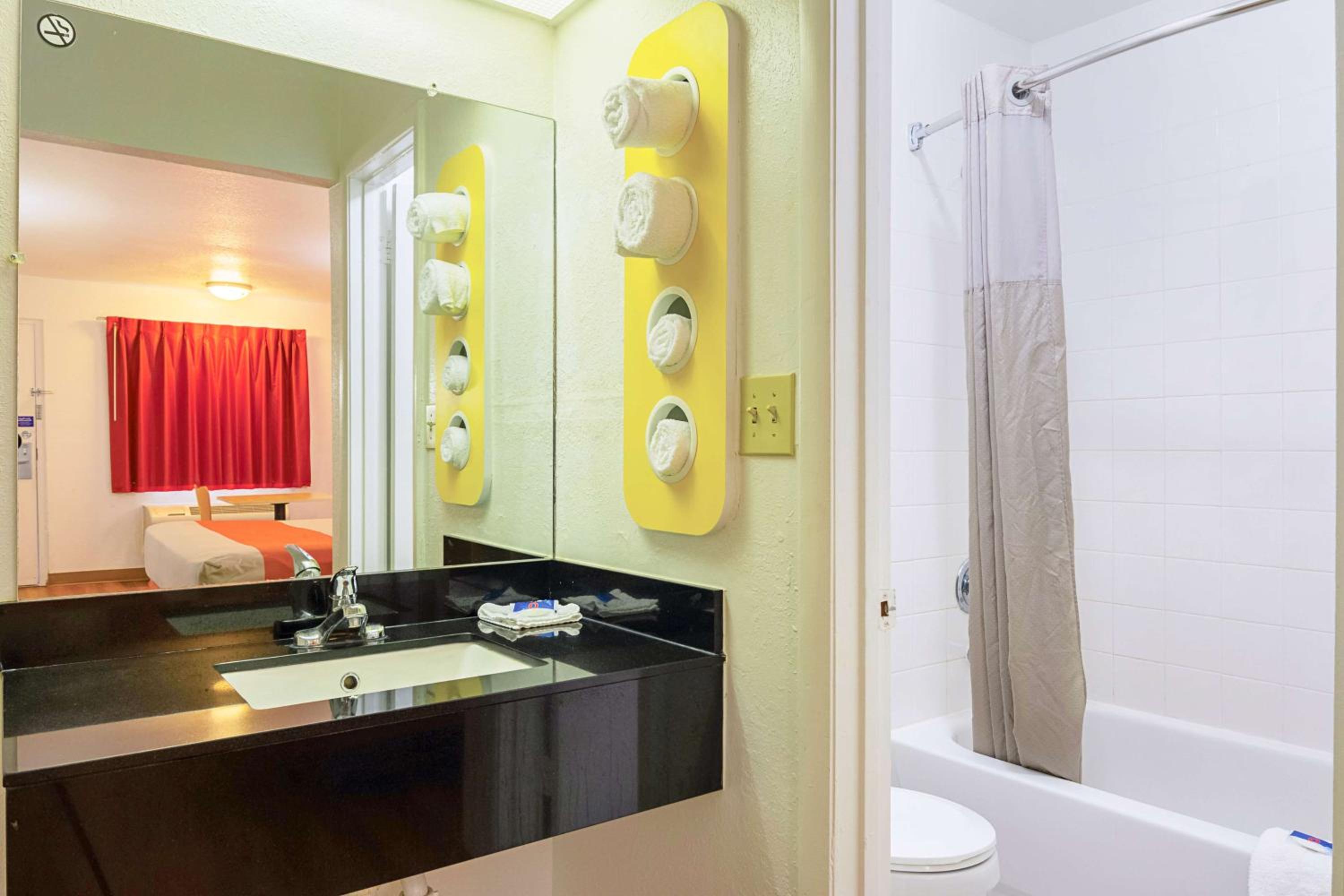 Double Room - Disability Access - Non-Smoking photo 3