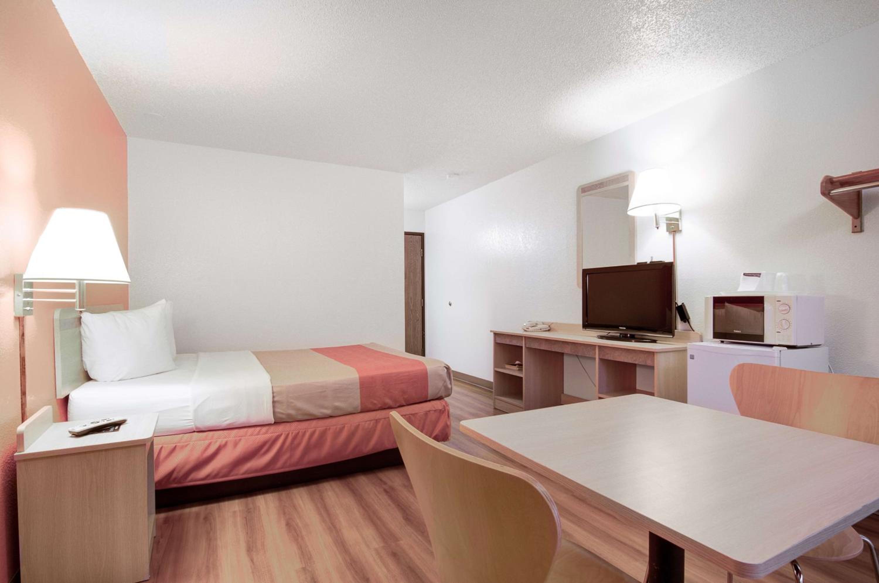 King Room - Non-Smoking photo 2