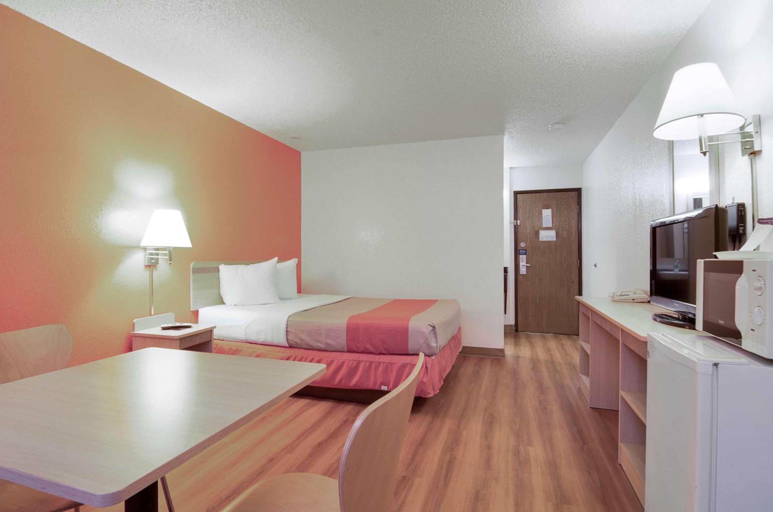 King Room - Non-Smoking photo 3