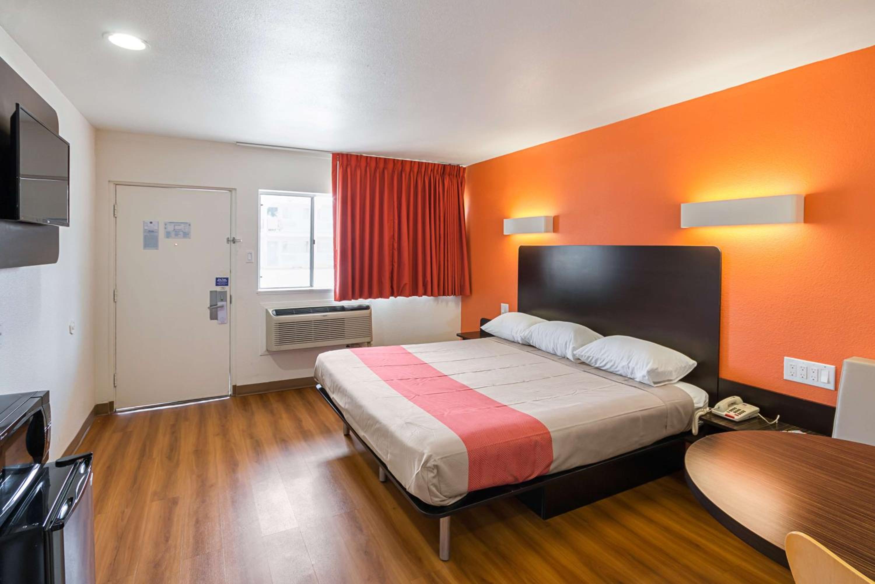King Room with Roll-in Shower - Disability Access - Non-Smoking photo 2