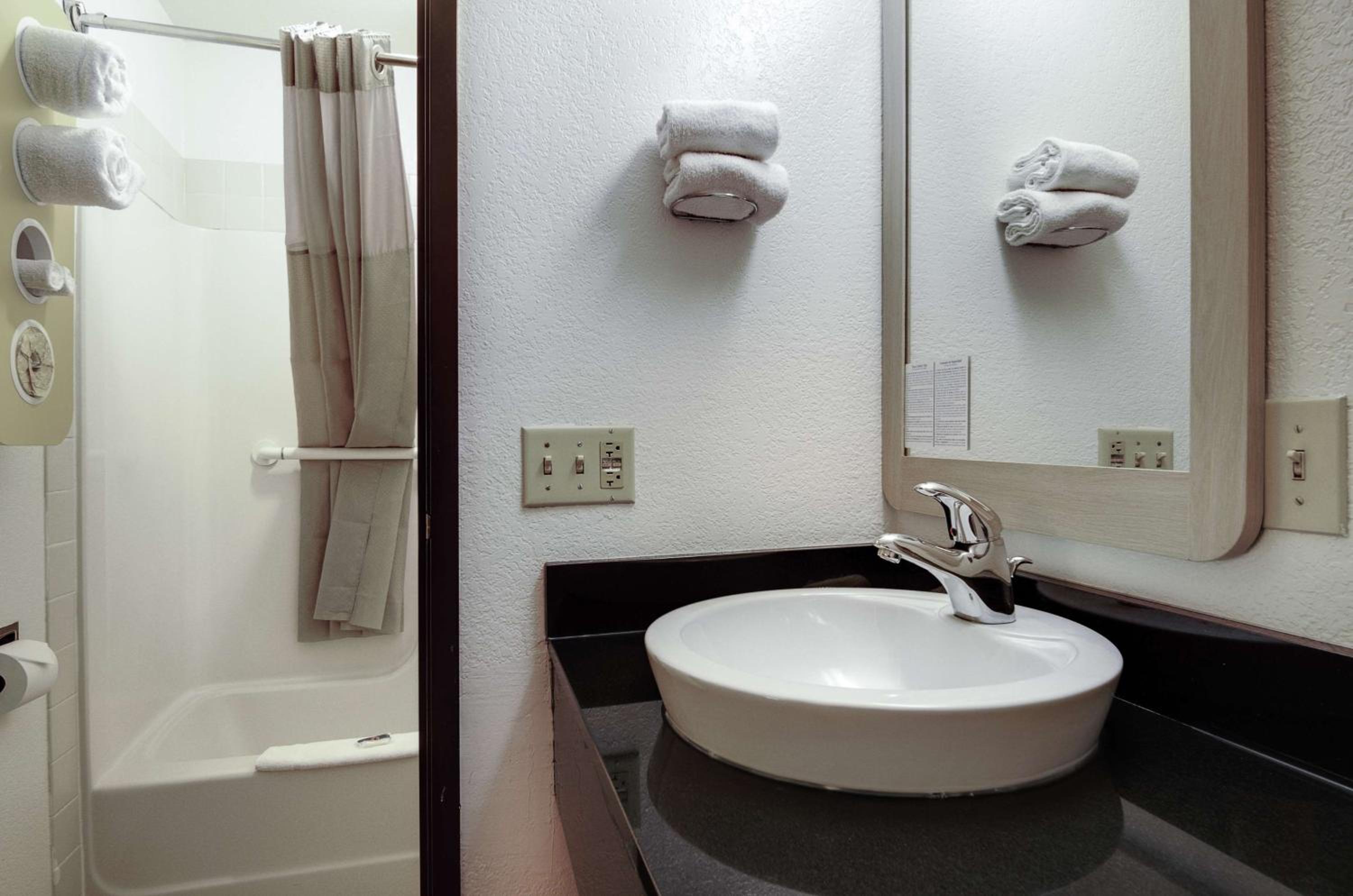 Quadruple Room - Non-Smoking photo 3