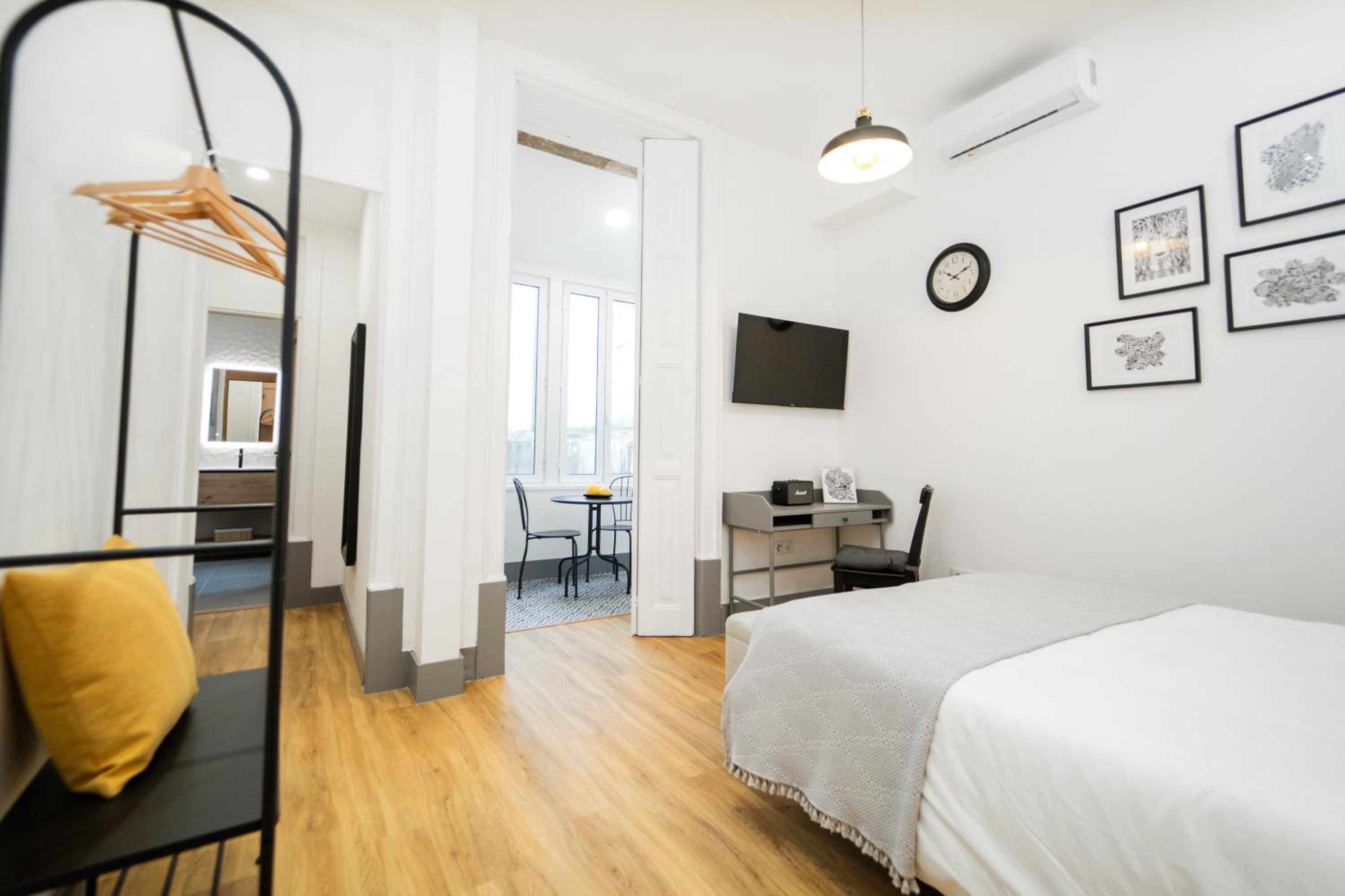 Deluxe Double Room with Balcony photo 3