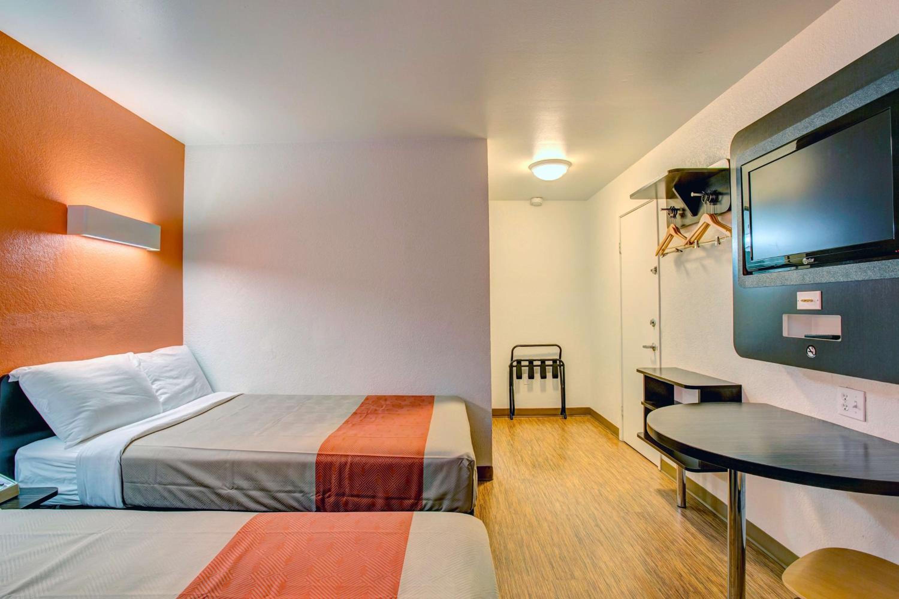 Quadruple Room - Non-Smoking photo 3