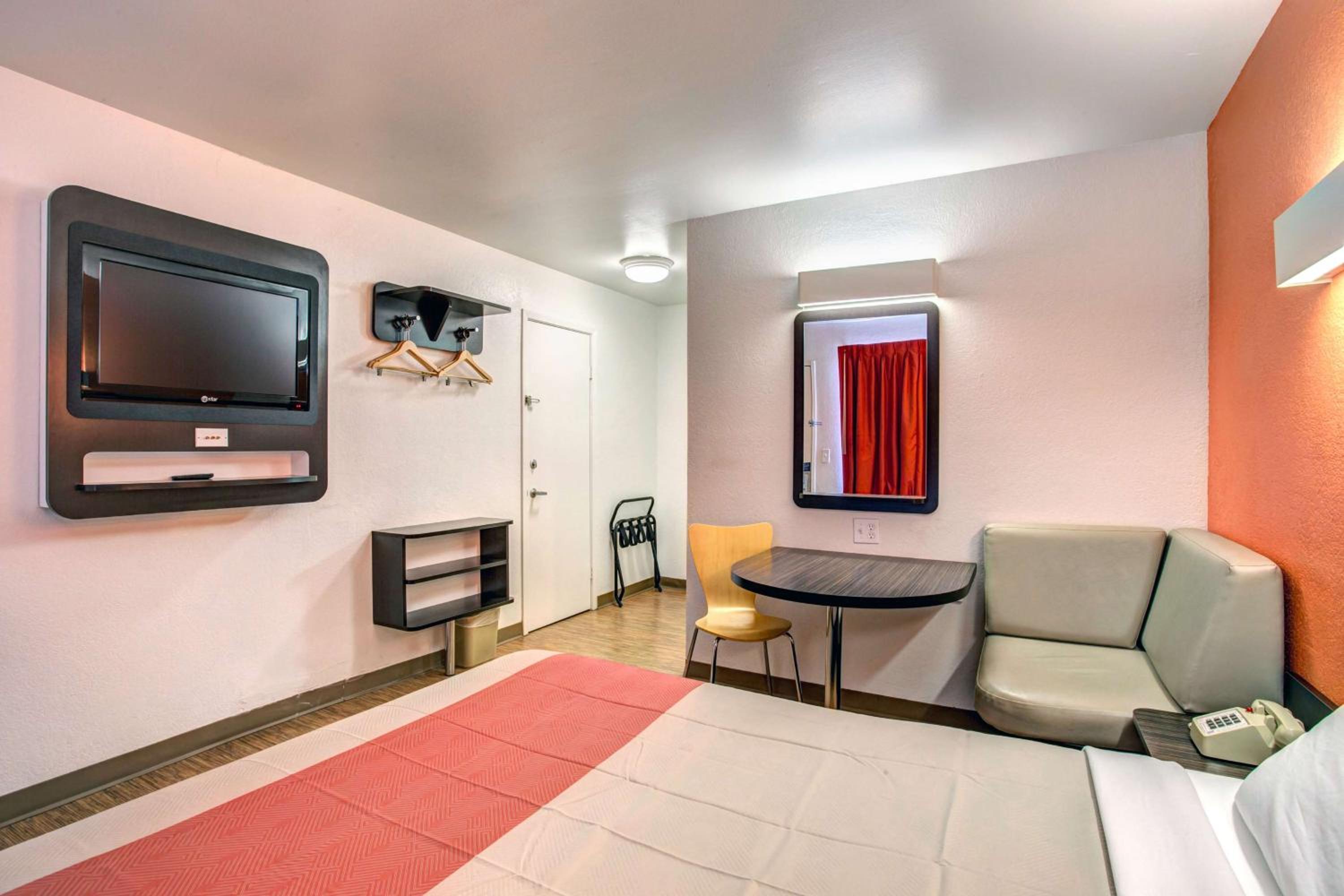 Queen Room - Disability Access - Non-Smoking photo 2
