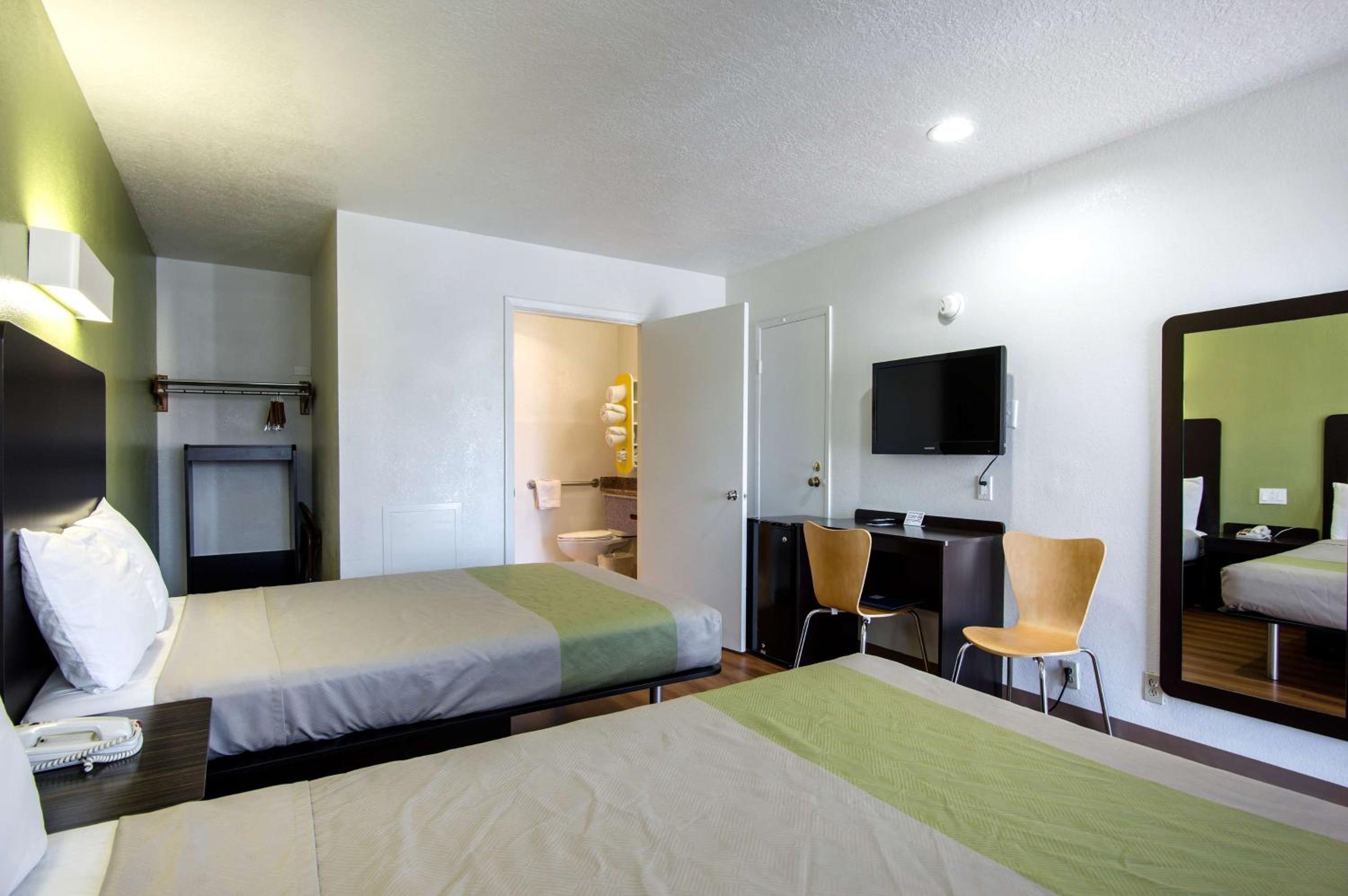 Quadruple Room - Disability Access photo 3