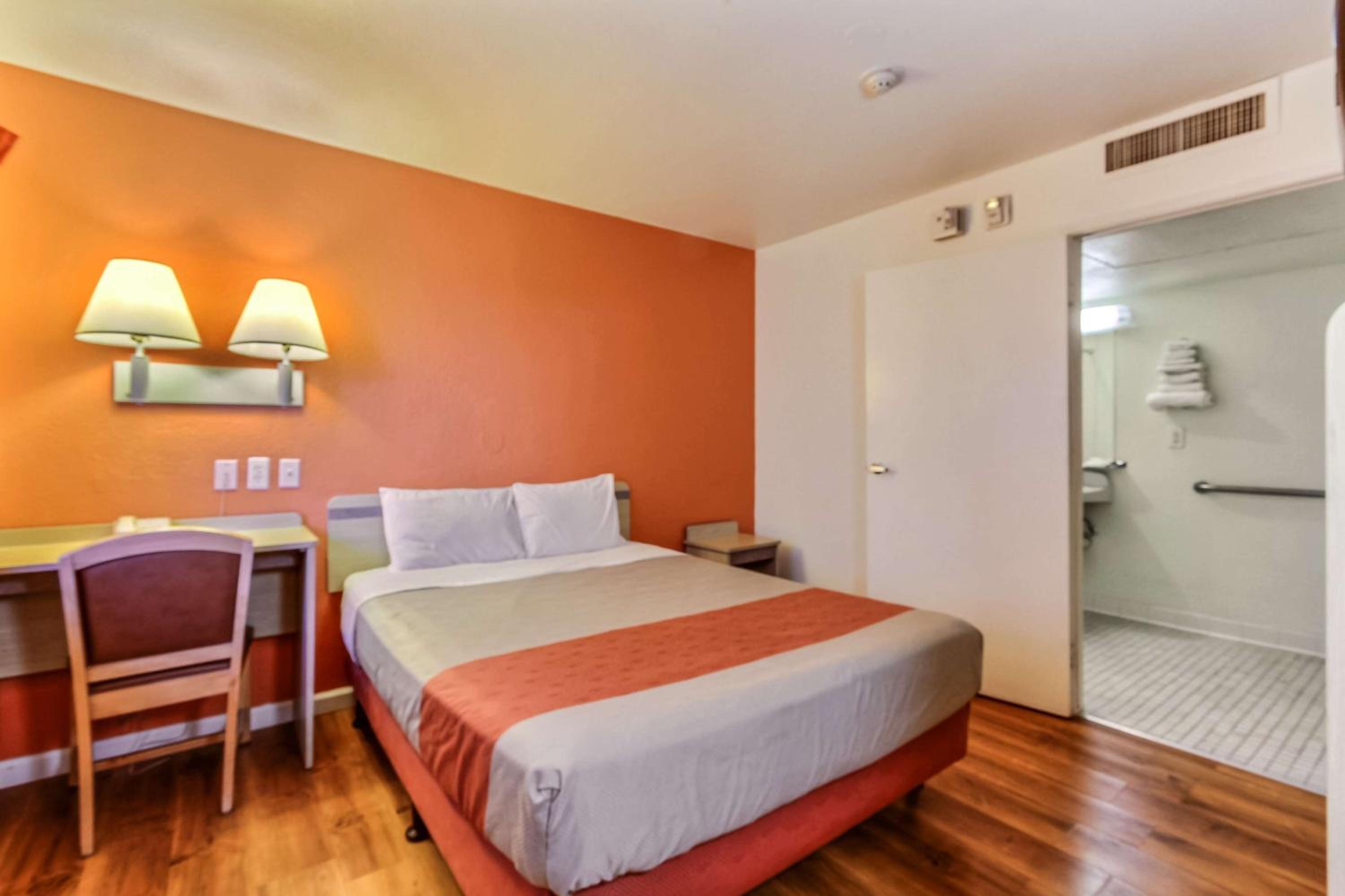Queen Room - Disability Access - Roll in Shower