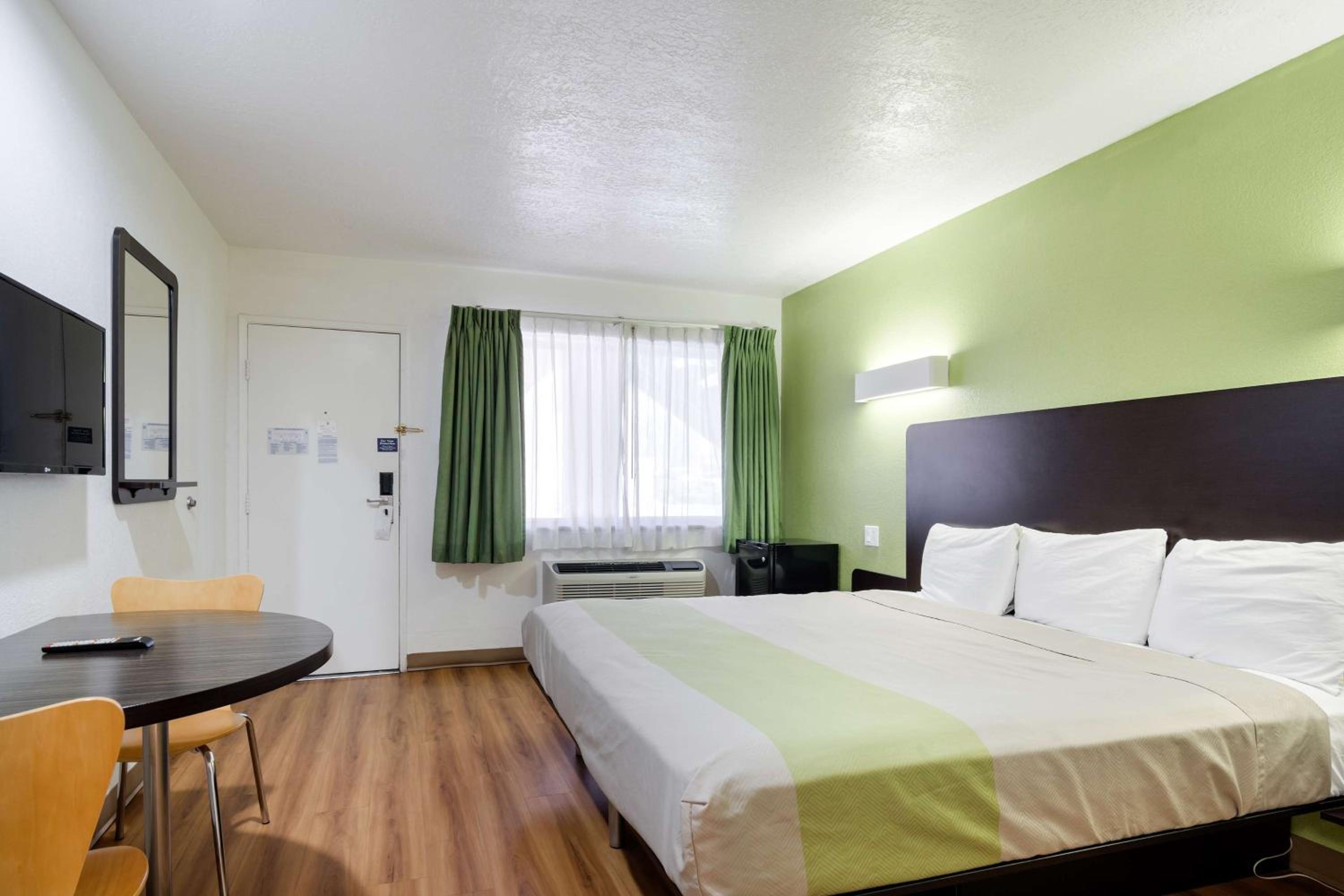 King Room - Non-Smoking photo 2