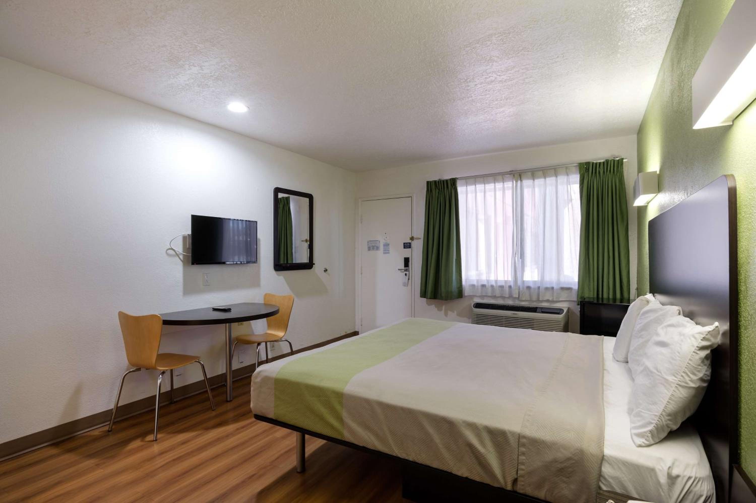 King Room - Non-Smoking photo 3
