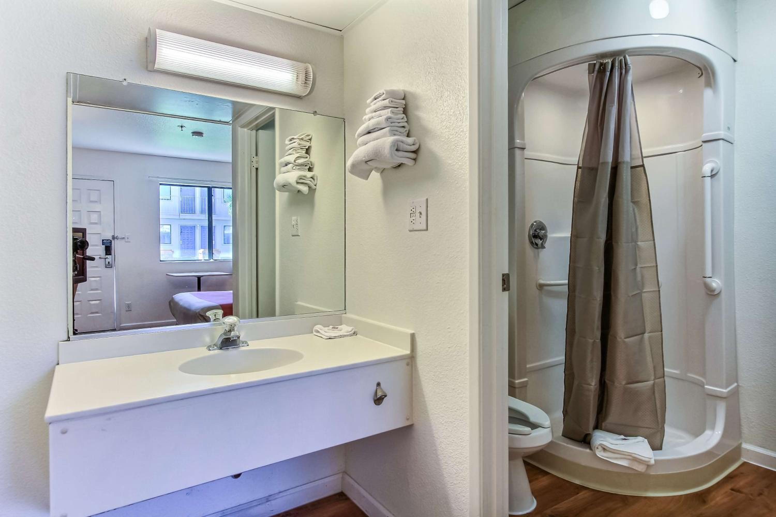 Quadruple Room - Non-Smoking photo 2
