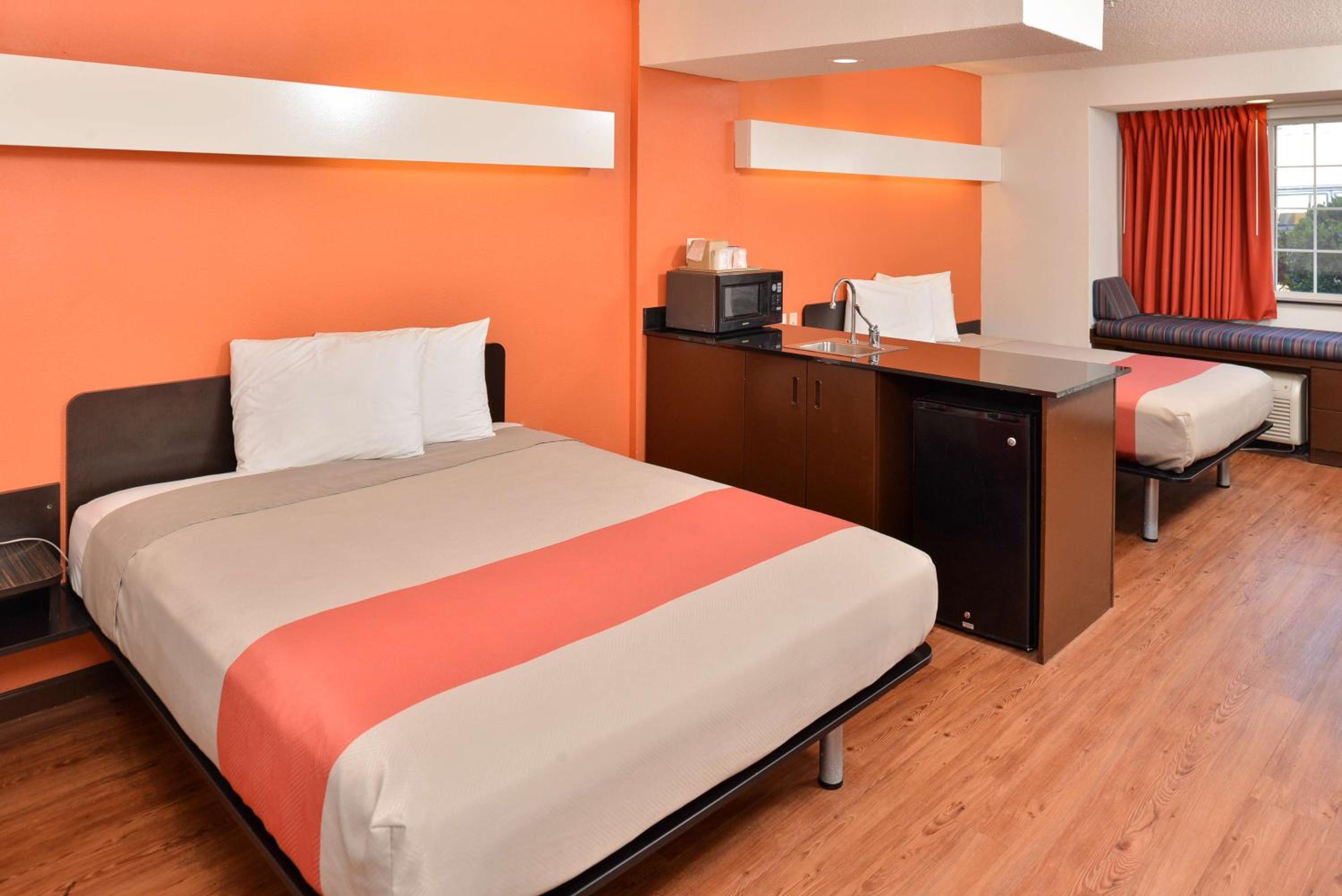 Queen Room with Two Queen Beds - Non-Smoking - Photo 2