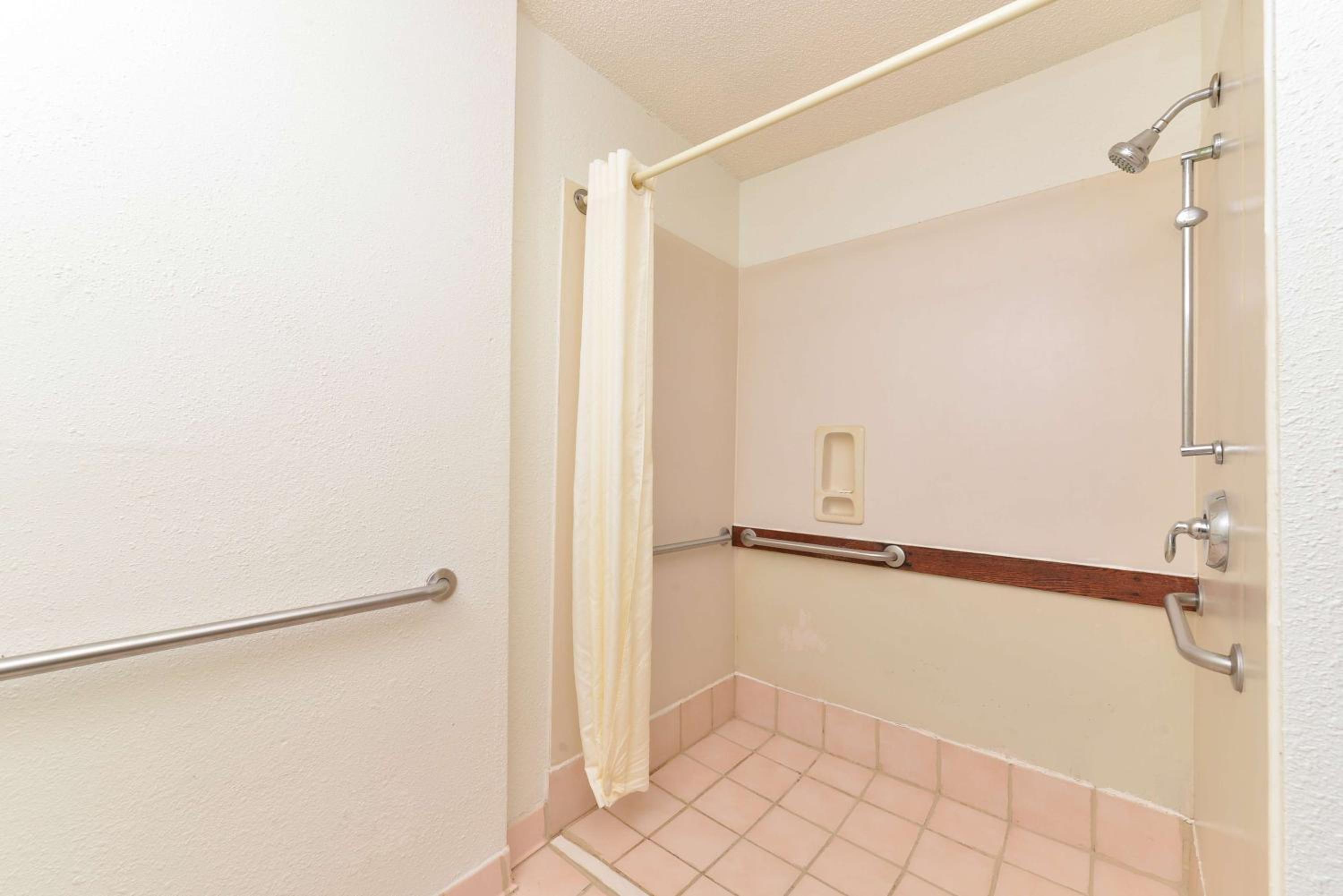 King Room - Disability Access - Non-Smoking - Photo 2
