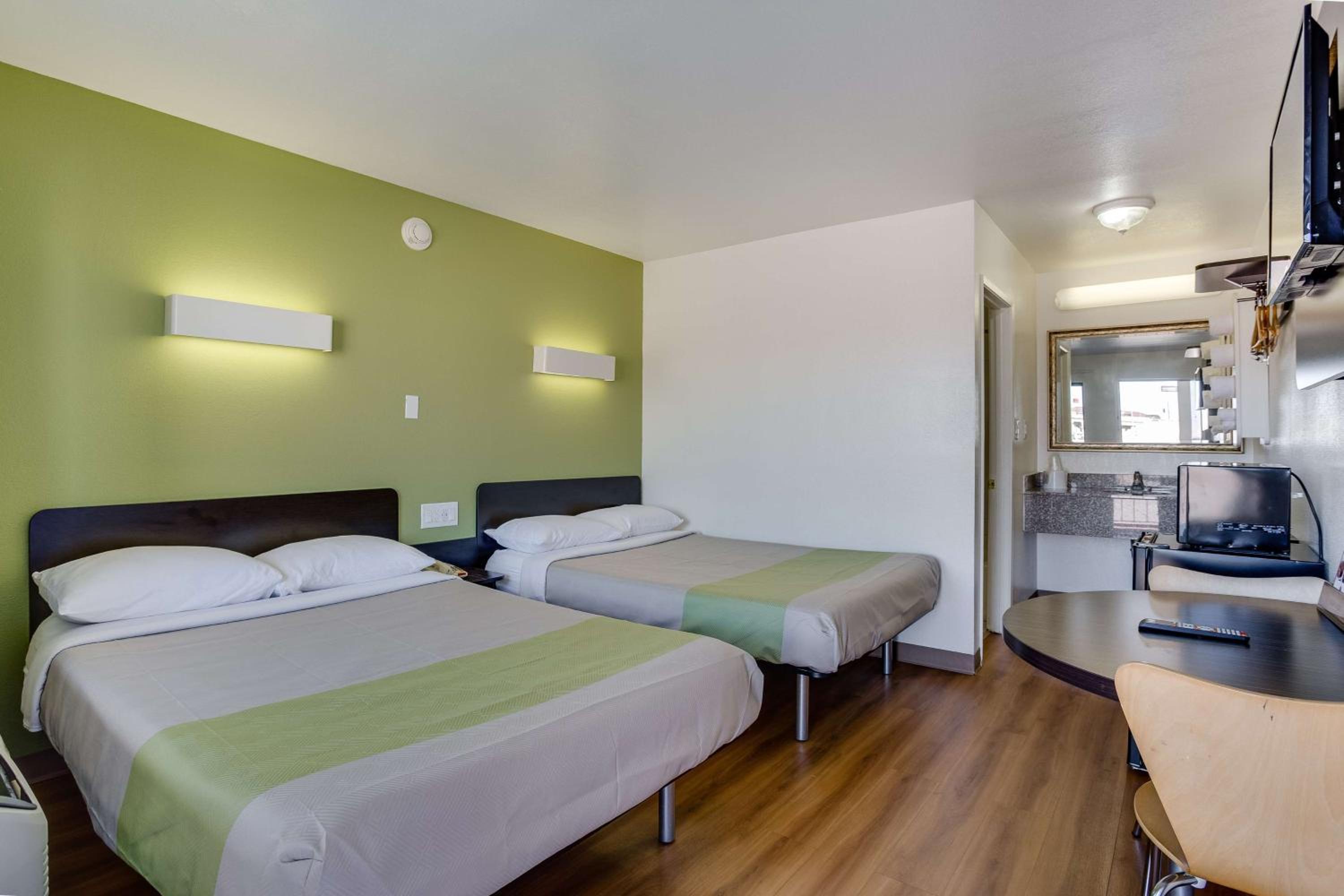 Quadruple Room - Non-Smoking - Photo 1