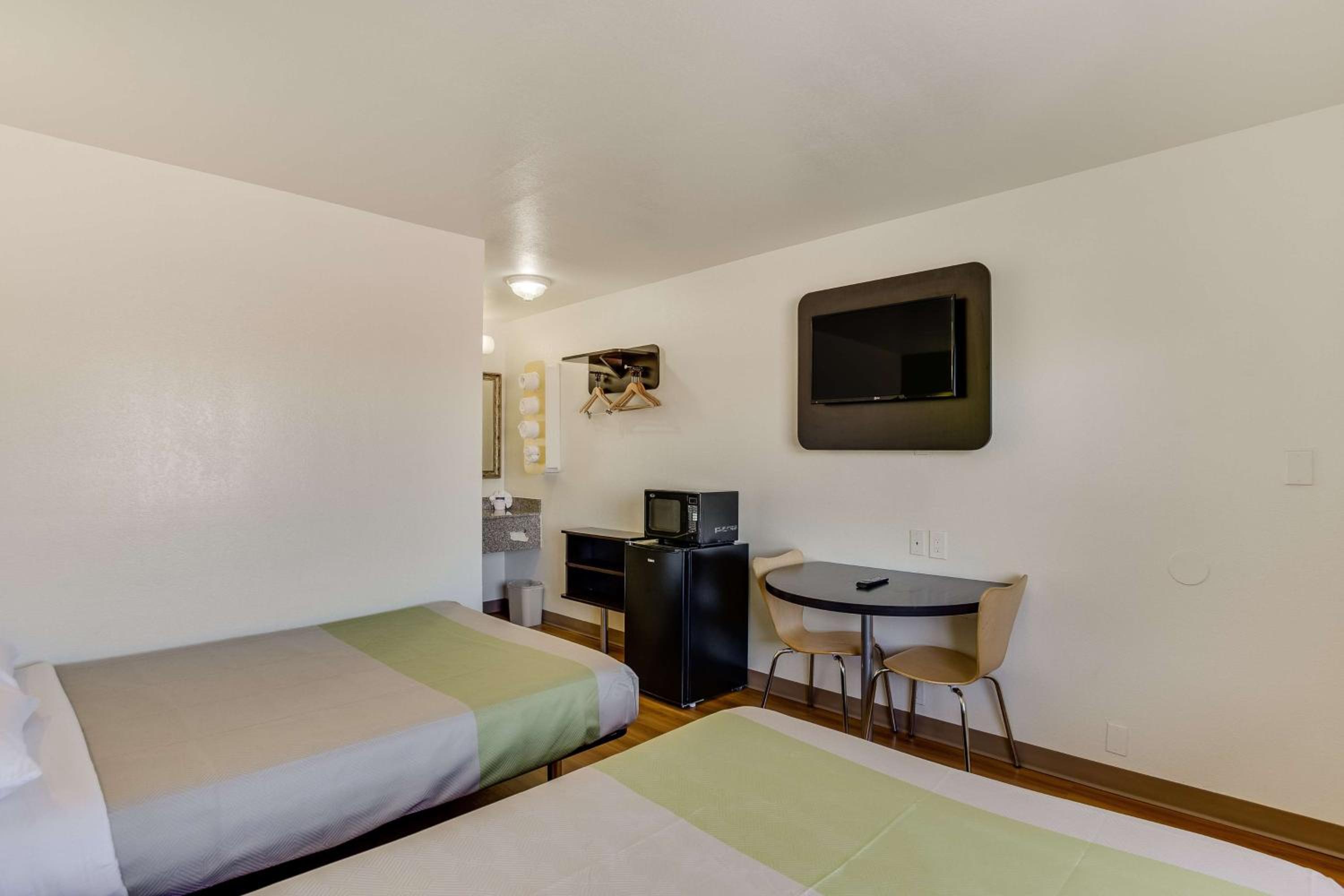 Quadruple Room - Non-Smoking - Photo 5