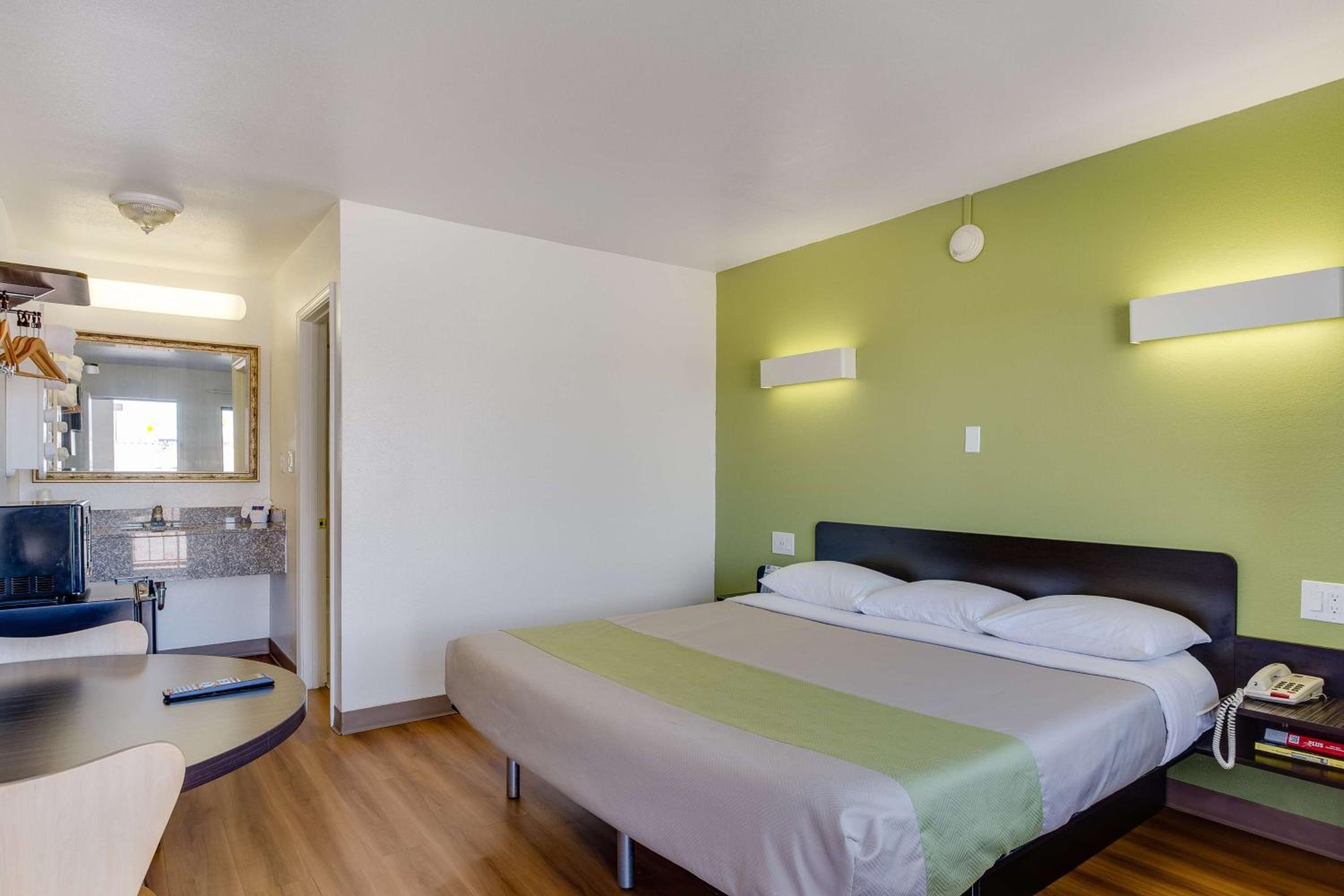 King Room - Non-Smoking - Photo 1