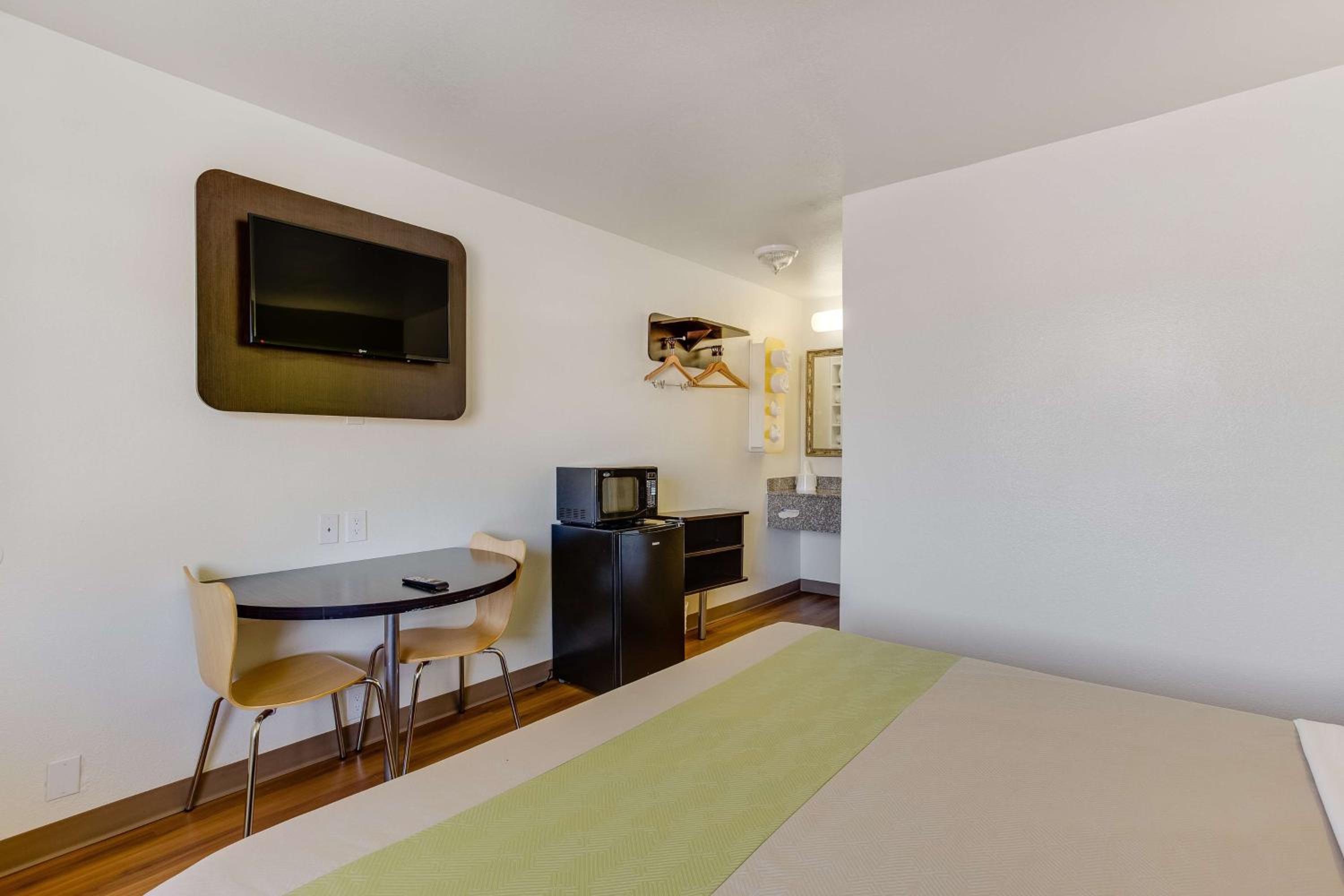 King Room - Non-Smoking - Photo 3