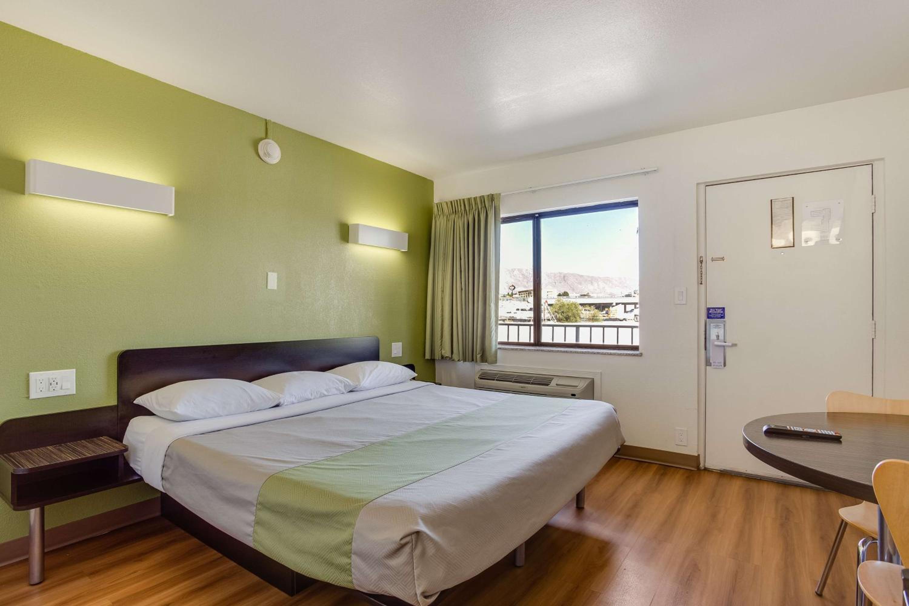 King Room - Non-Smoking - Photo 4