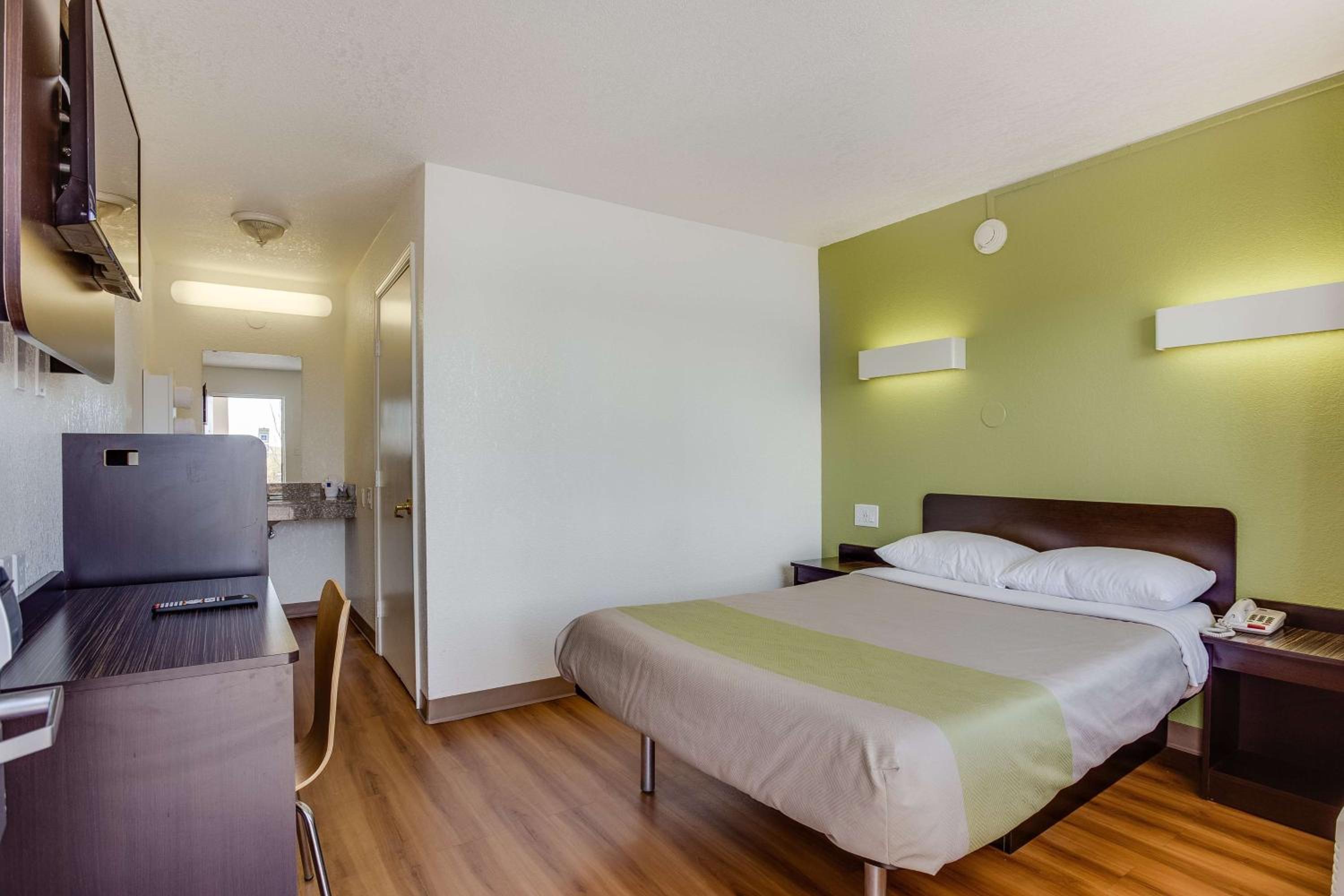 King Room - Non-Smoking - Photo 5