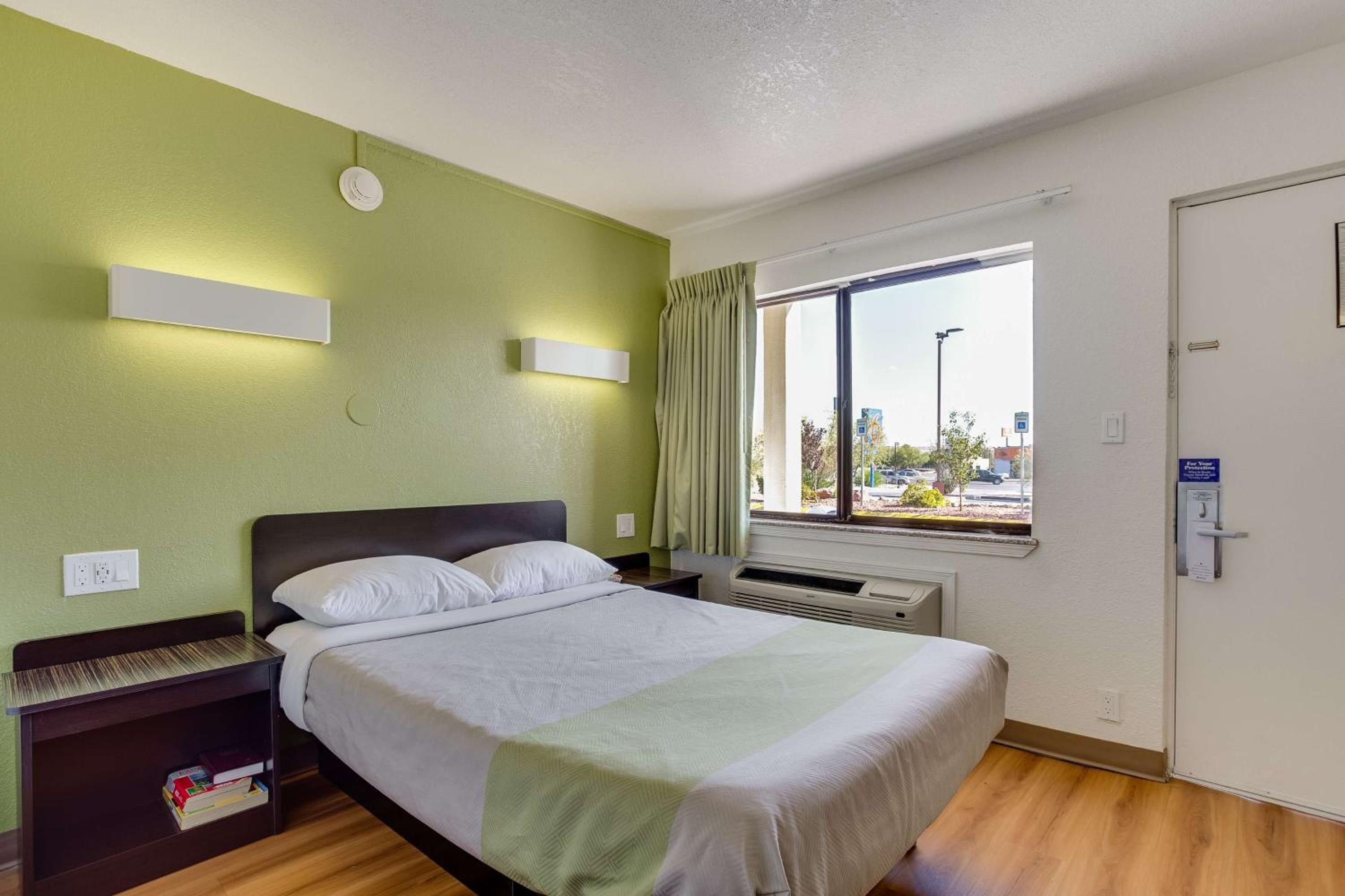 King Room - Non-Smoking - Photo 2
