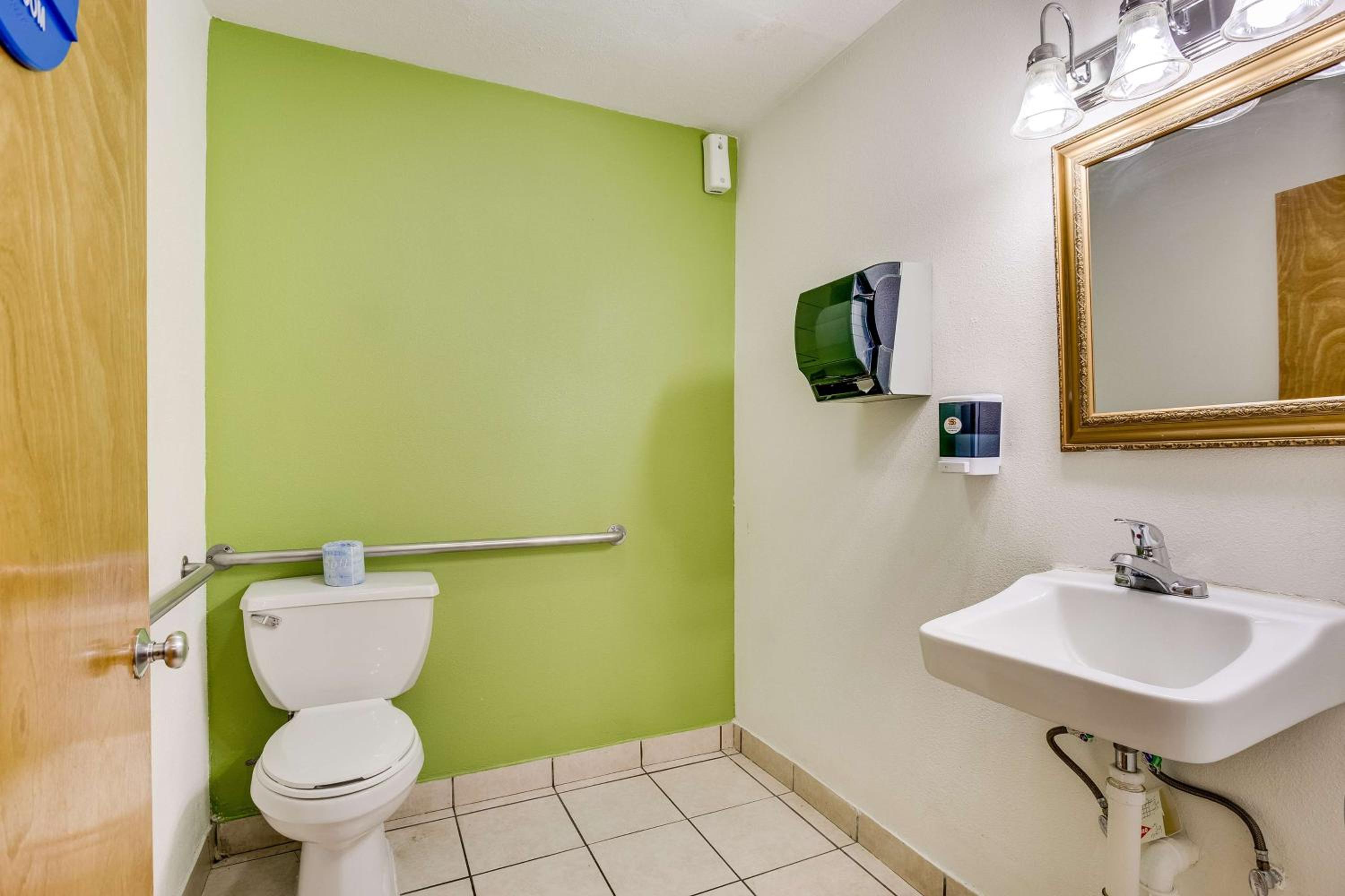 Double Room - Disability Access - Roll In Shower - Photo 6