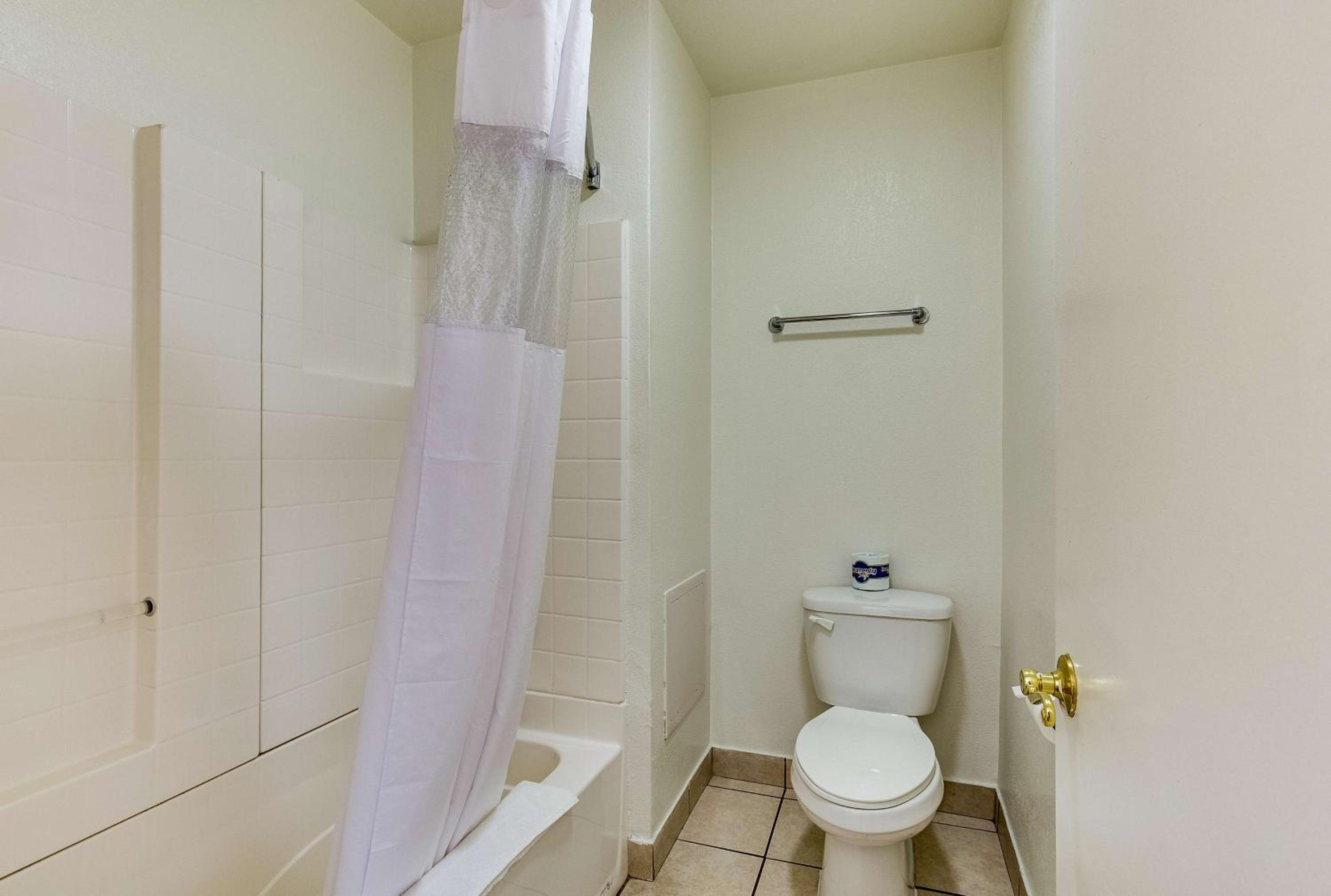 Quadruple Room - Non-Smoking - Photo 3