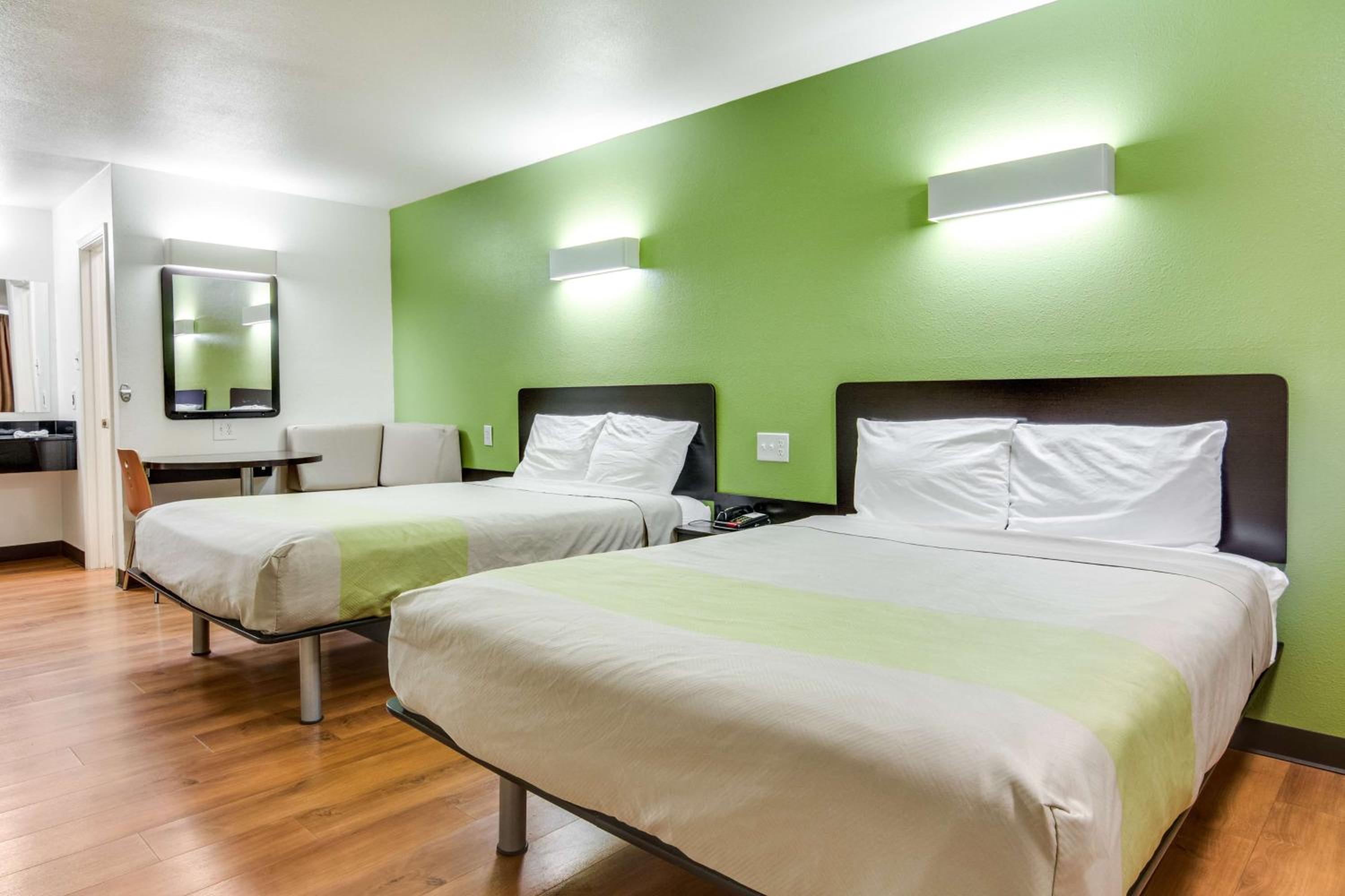 Queen Room with Two Queen Beds - Non-Smoking - Photo 4