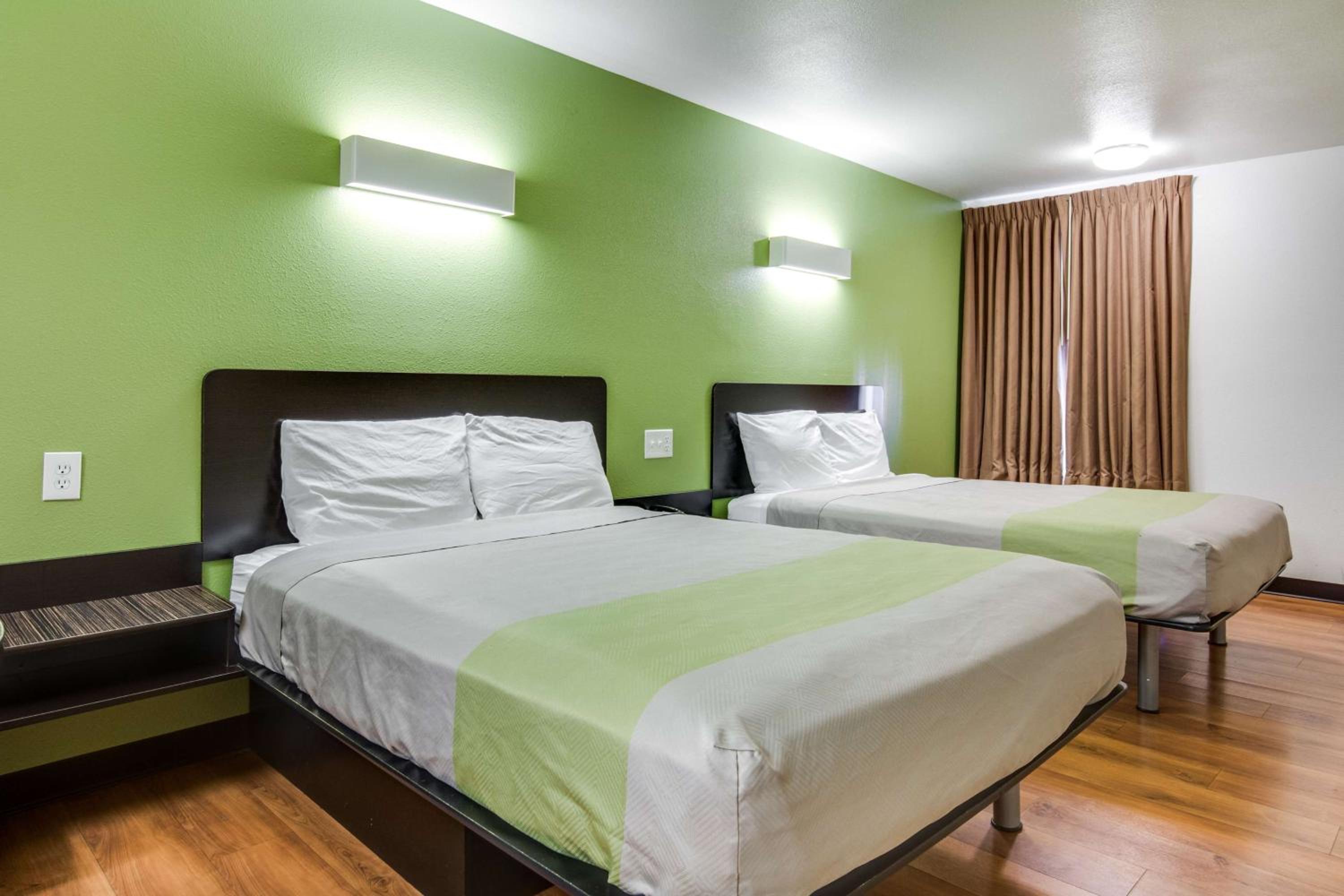 Queen Room with Two Queen Beds - Non-Smoking - Photo 7