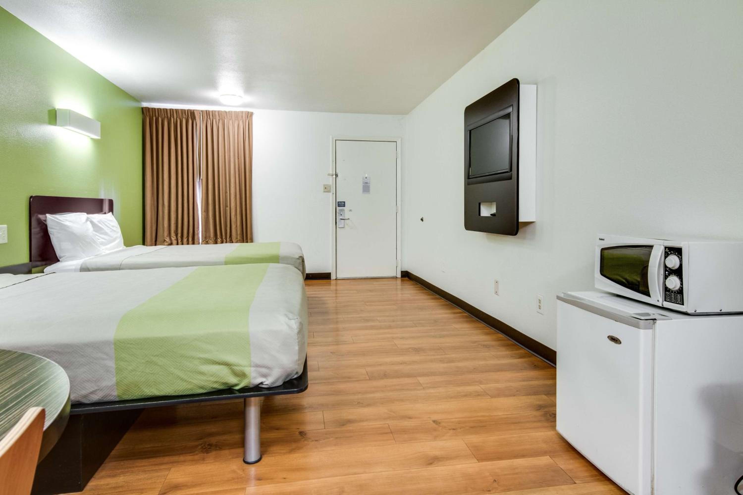 Queen Room with Two Queen Beds - Non-Smoking - Photo 2