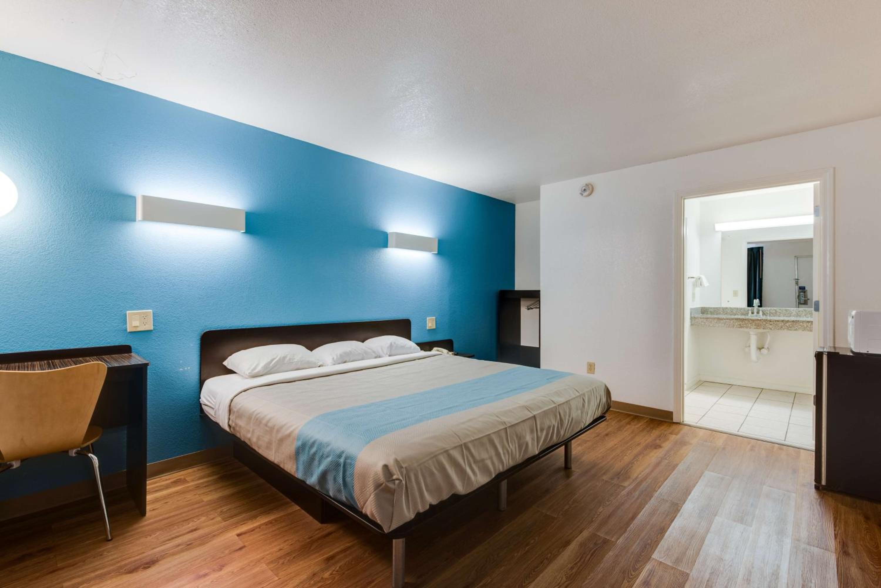 King Room - Non-Smoking - Photo 4