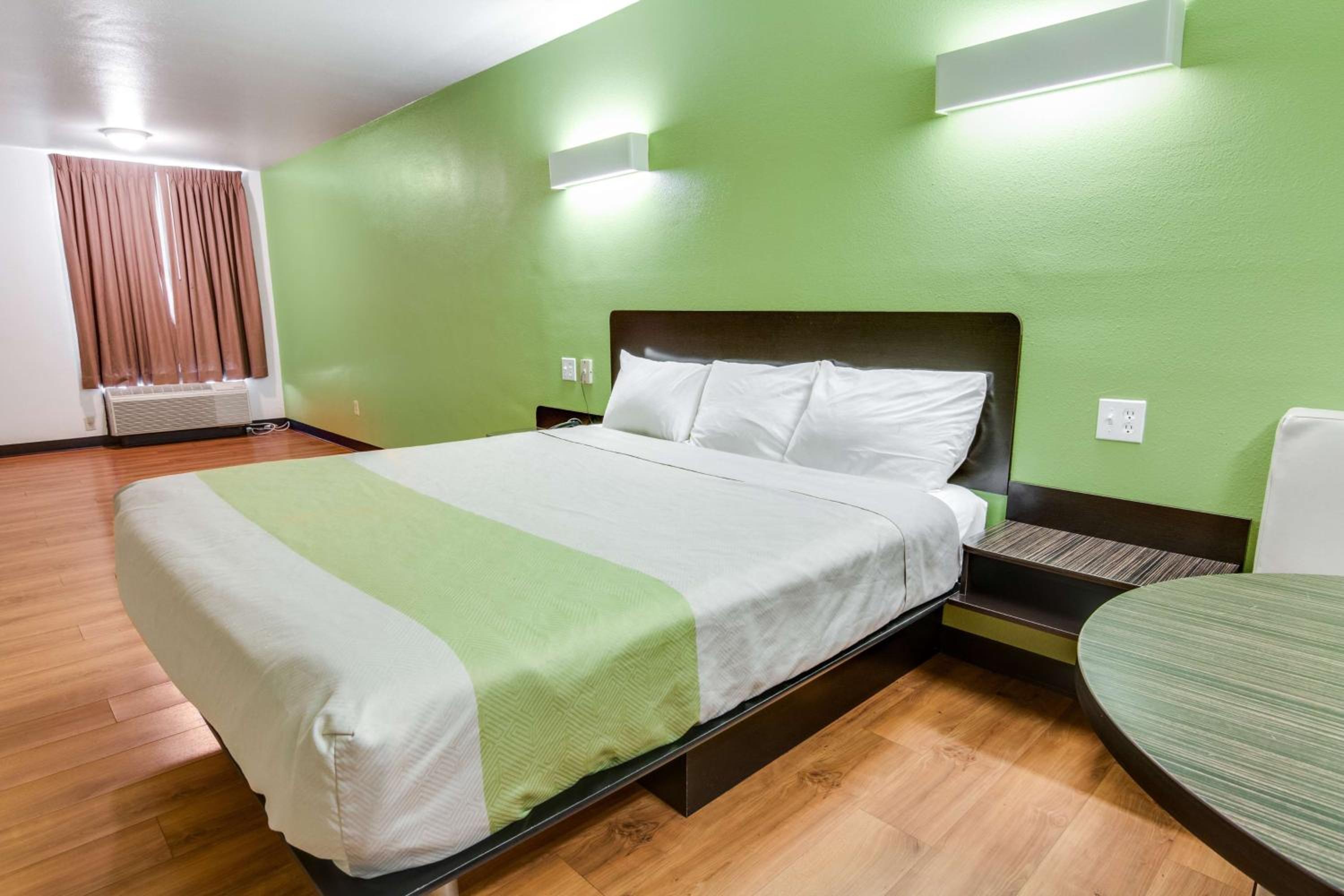 King Room - Non-Smoking - Photo 2