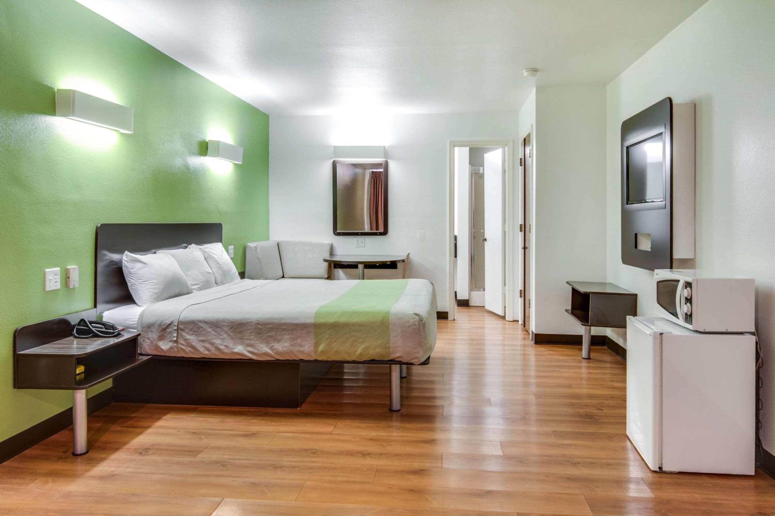 King Room - Non-Smoking - Photo 8