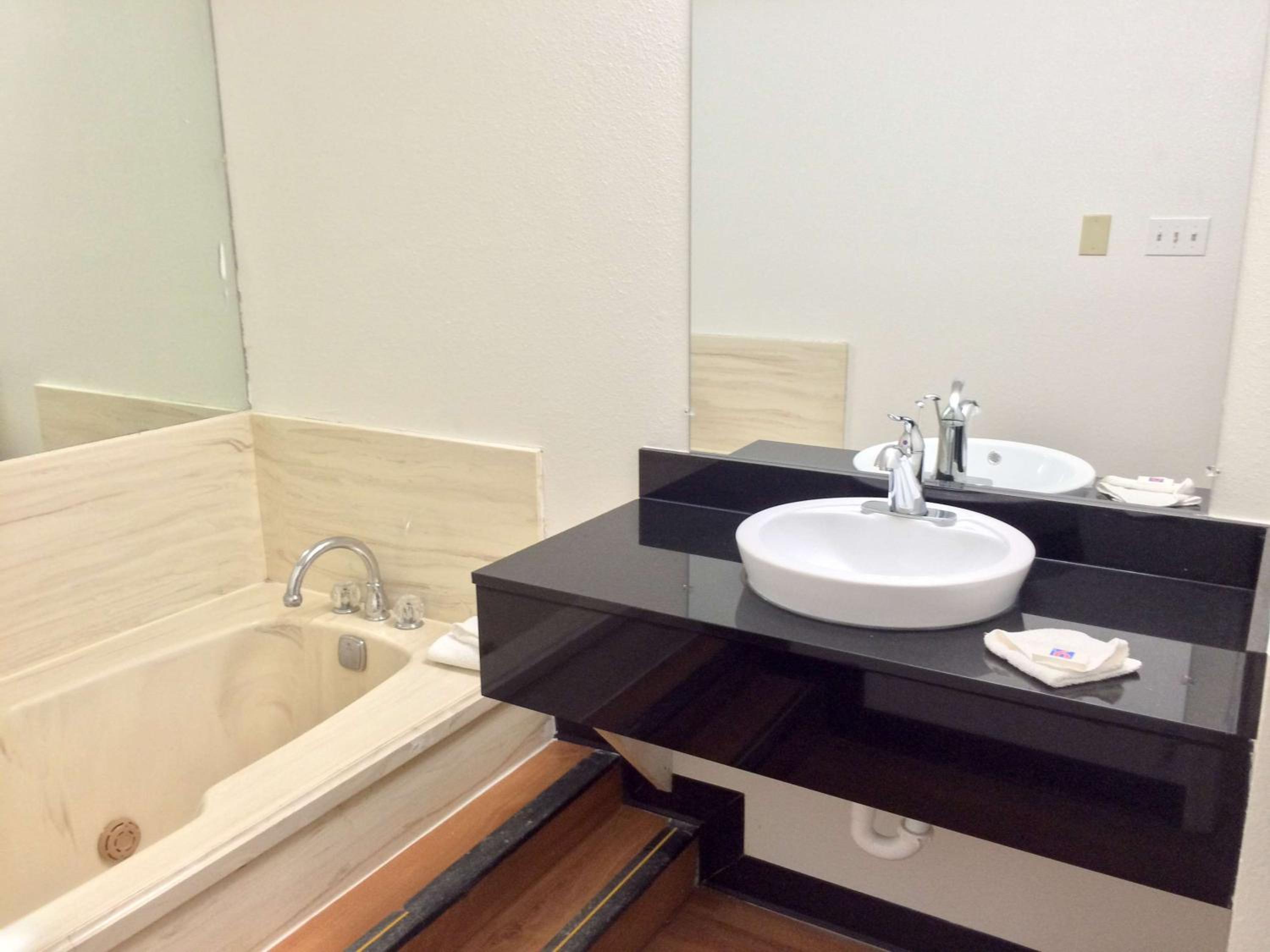 King Suite with Spa Bath - Non-Smoking - Photo 3