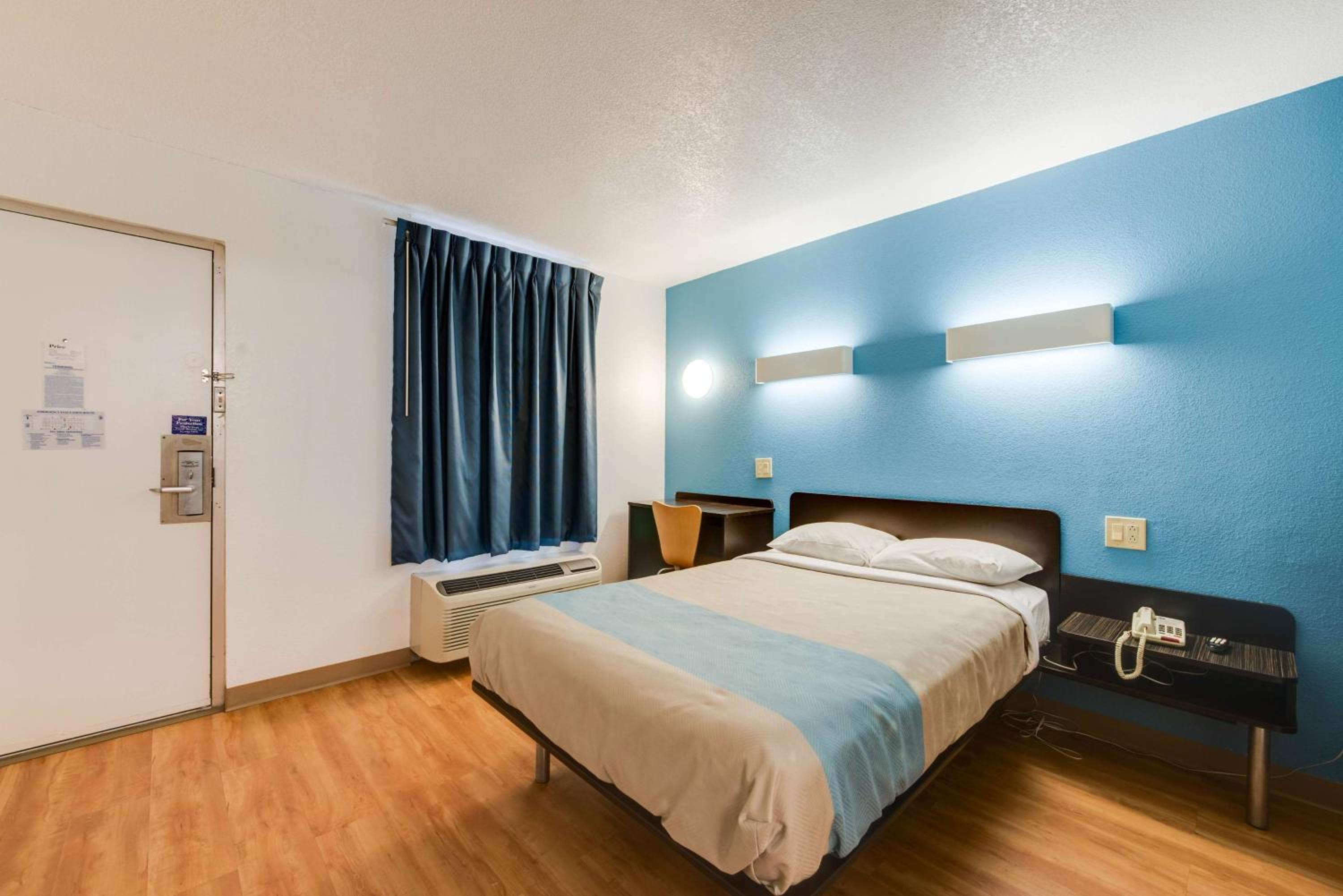 King Room - Disability Access - Non-Smoking photo 2
