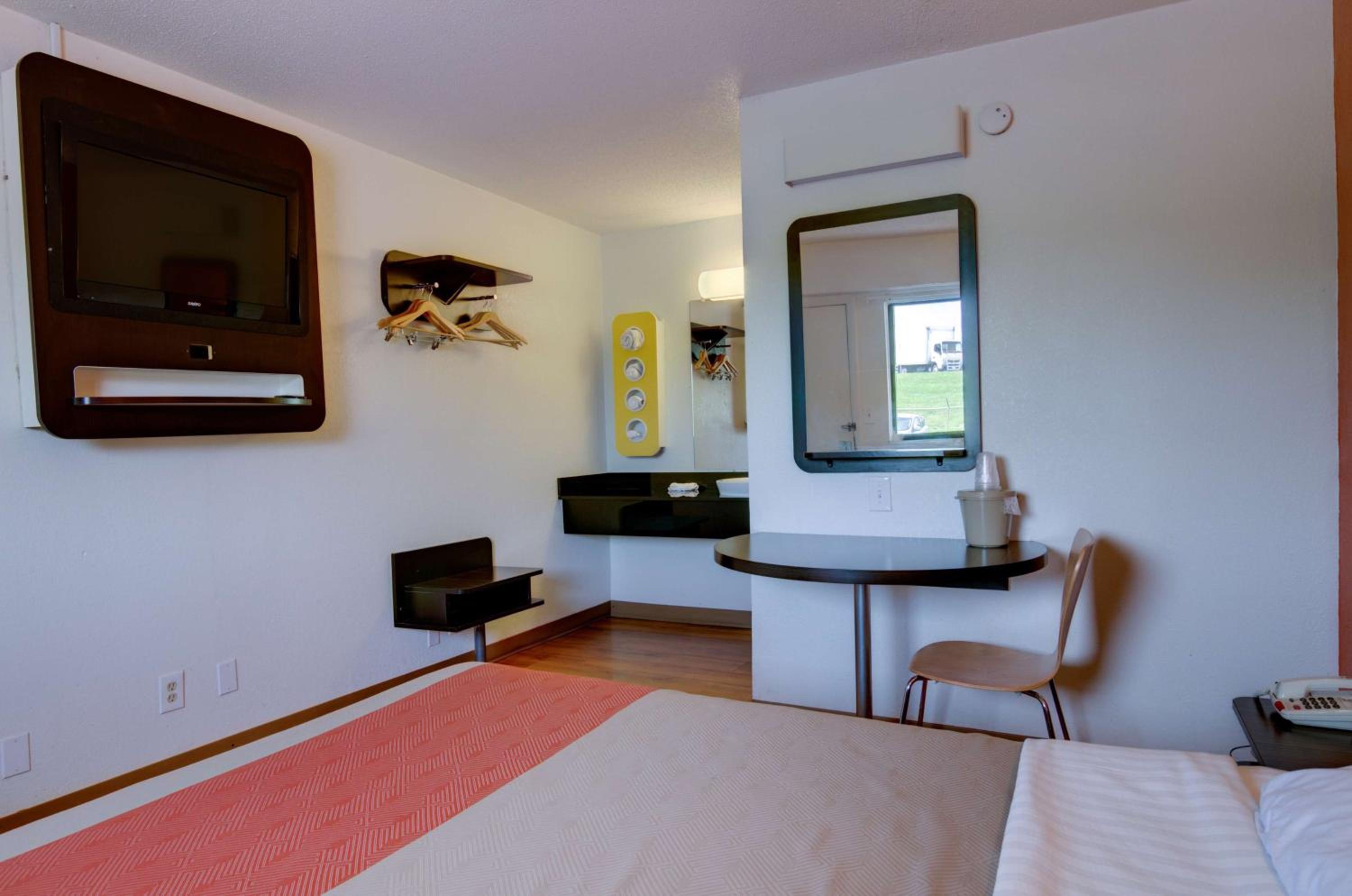 Queen Room - Non-Smoking - Photo 7