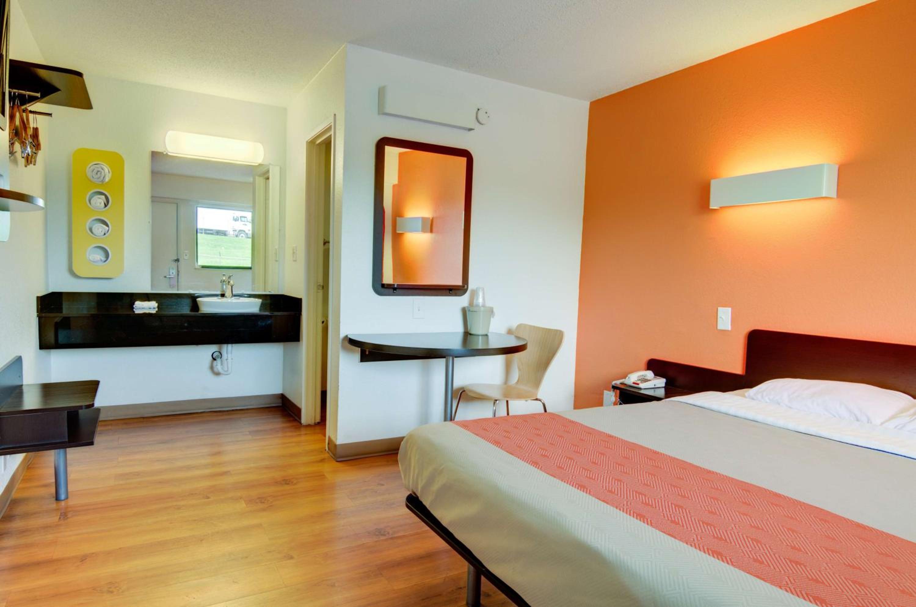 Queen Room - Non-Smoking - Photo 2