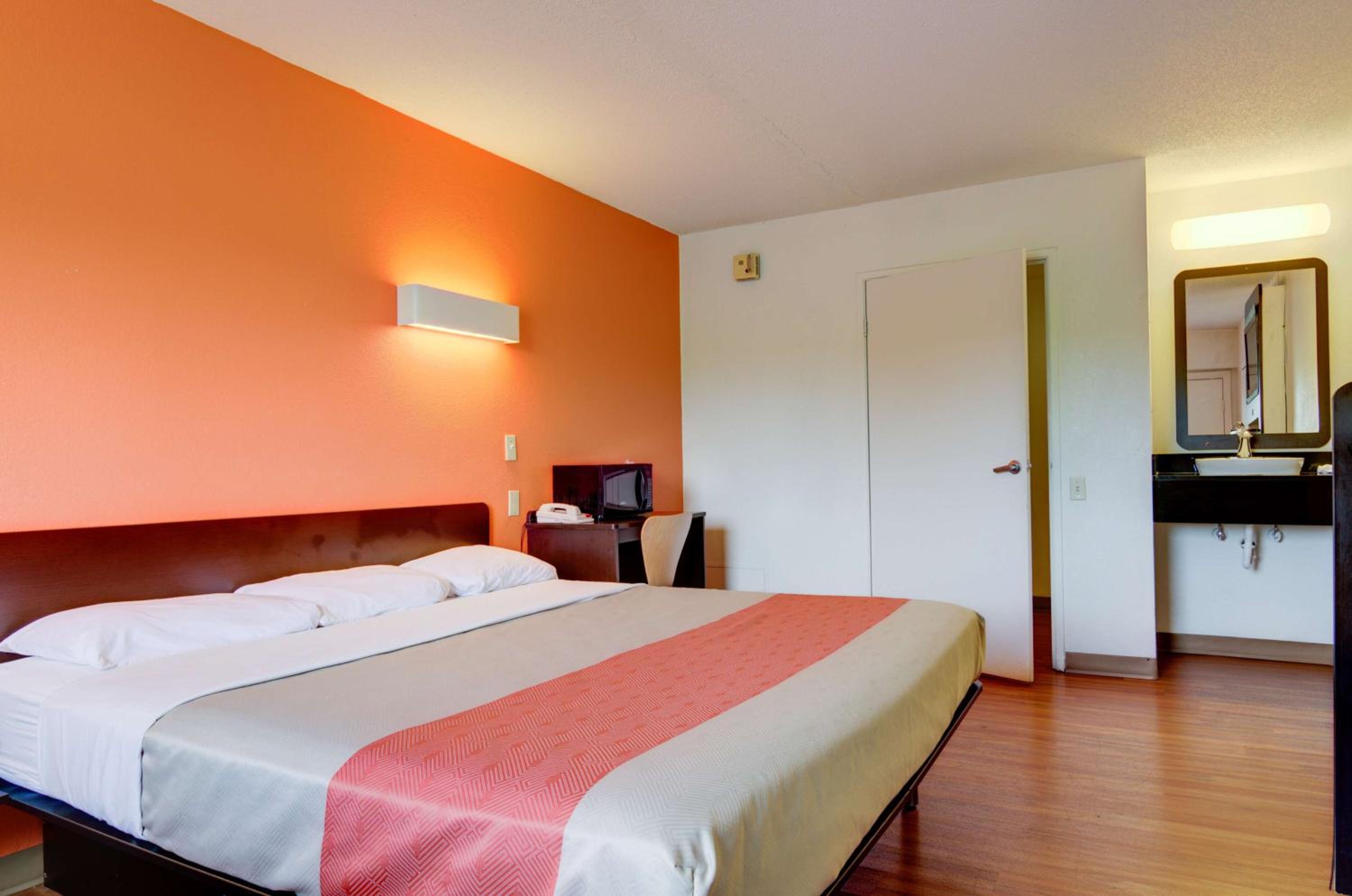 King Room - Non-Smoking - Photo 2