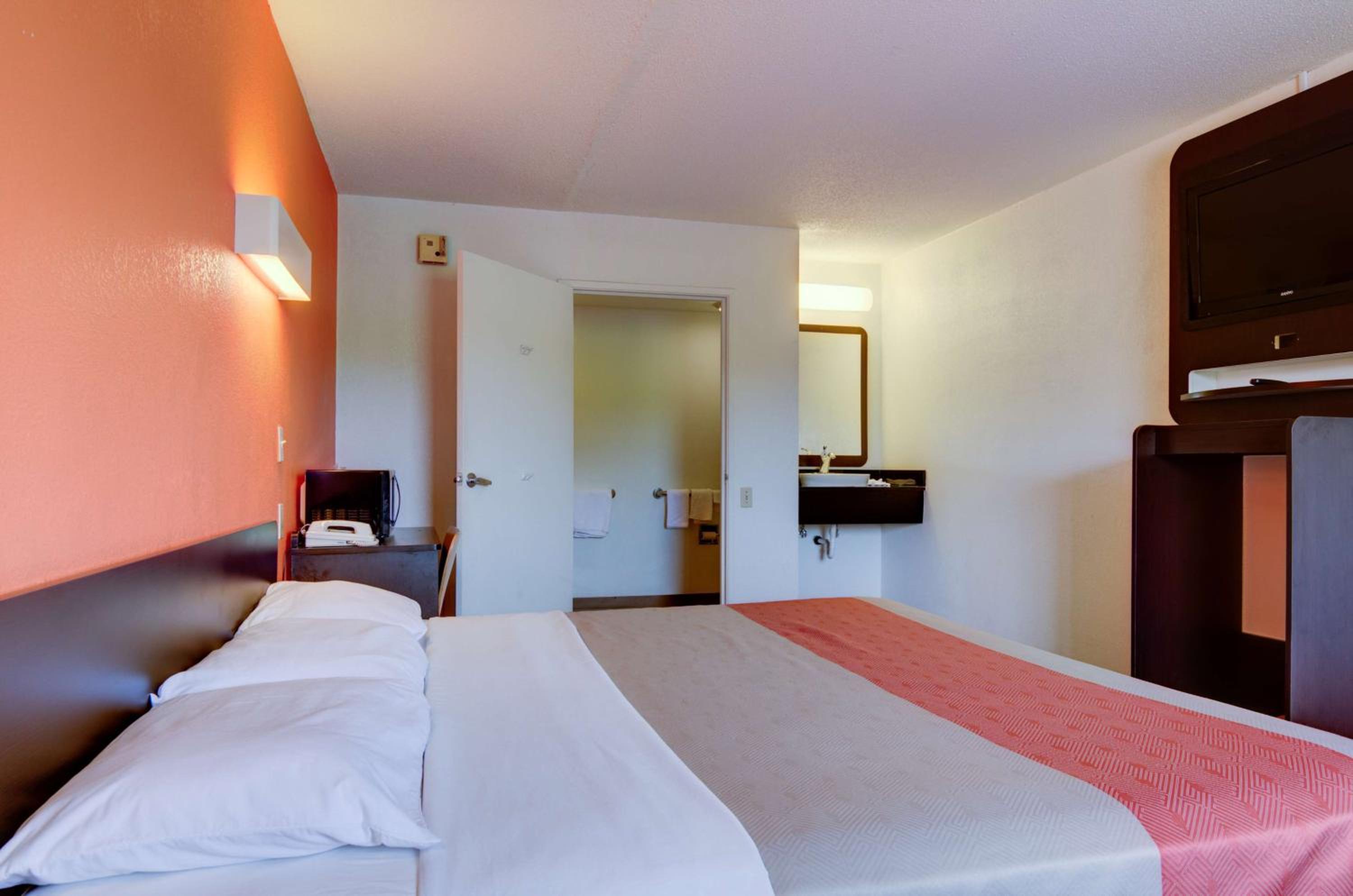 King Room - Non-Smoking - Photo 3