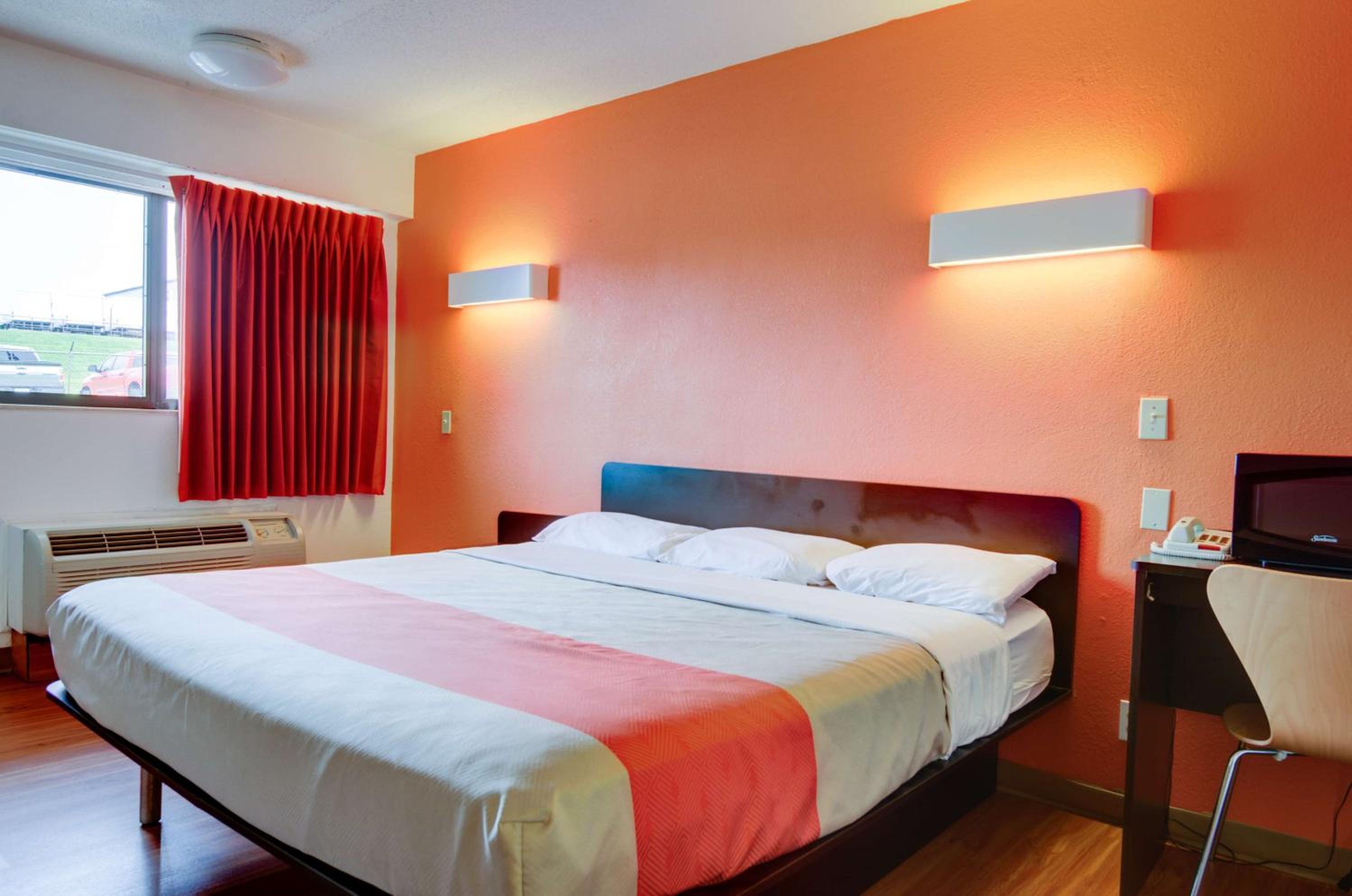 King Room - Non-Smoking - Photo 7