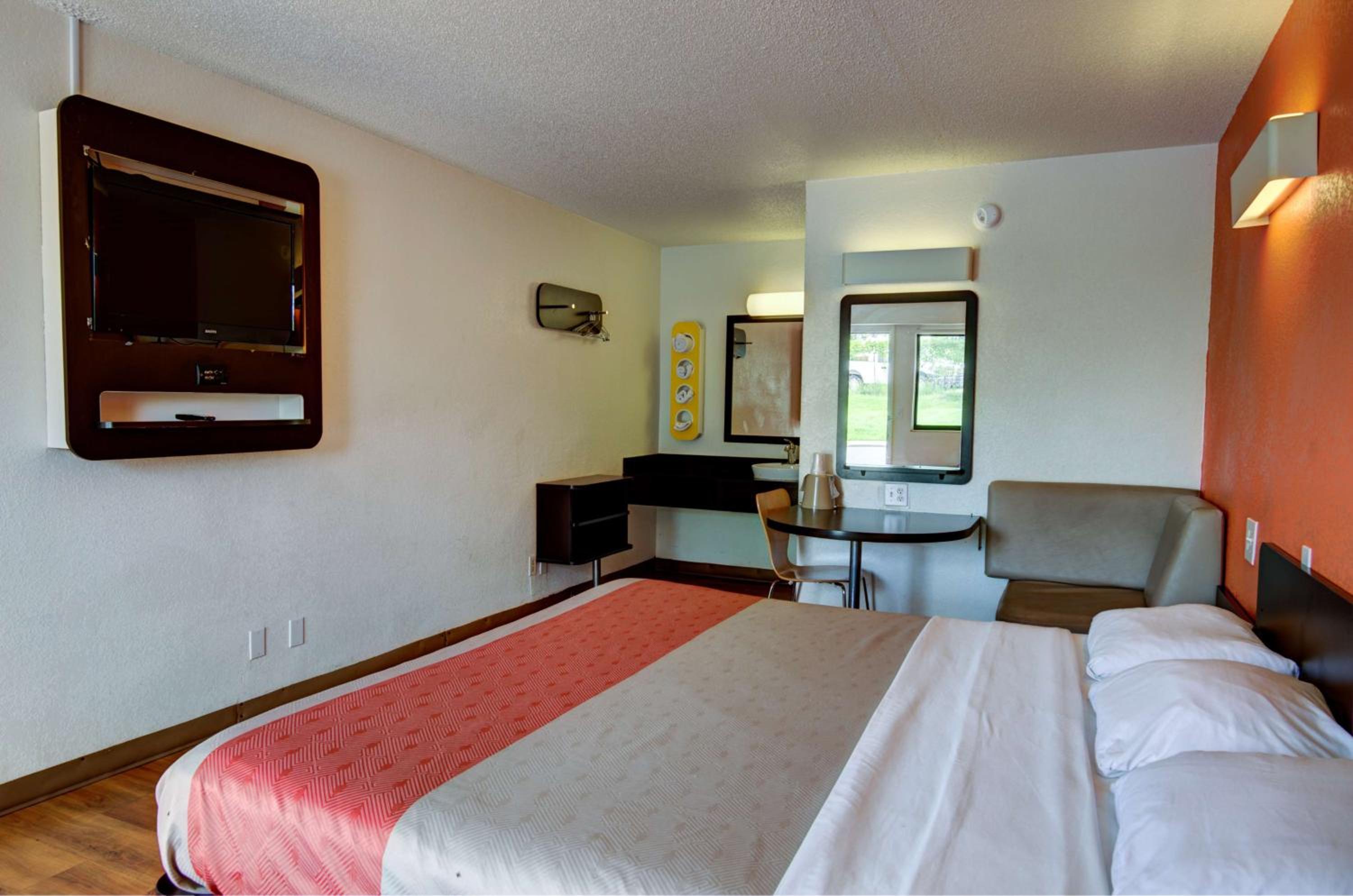 King Room - Non-Smoking - Photo 8